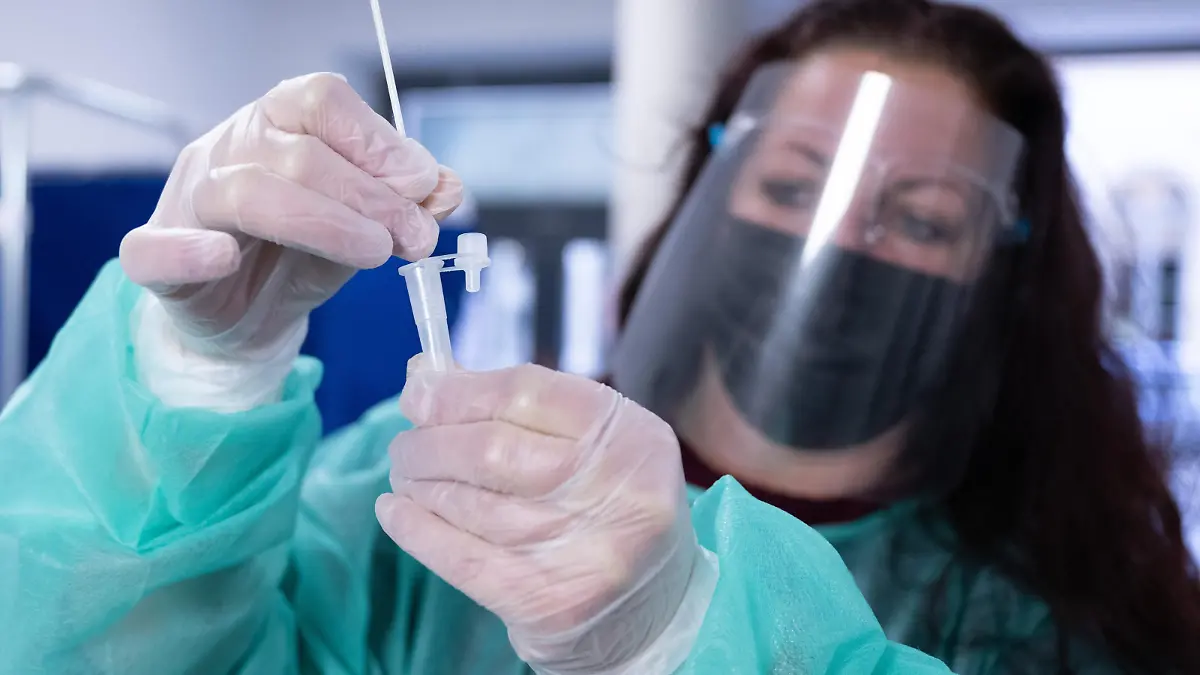 Sandra Neßmann wertet in einem Corona-Testzentrum einen Schnelltest aus.
