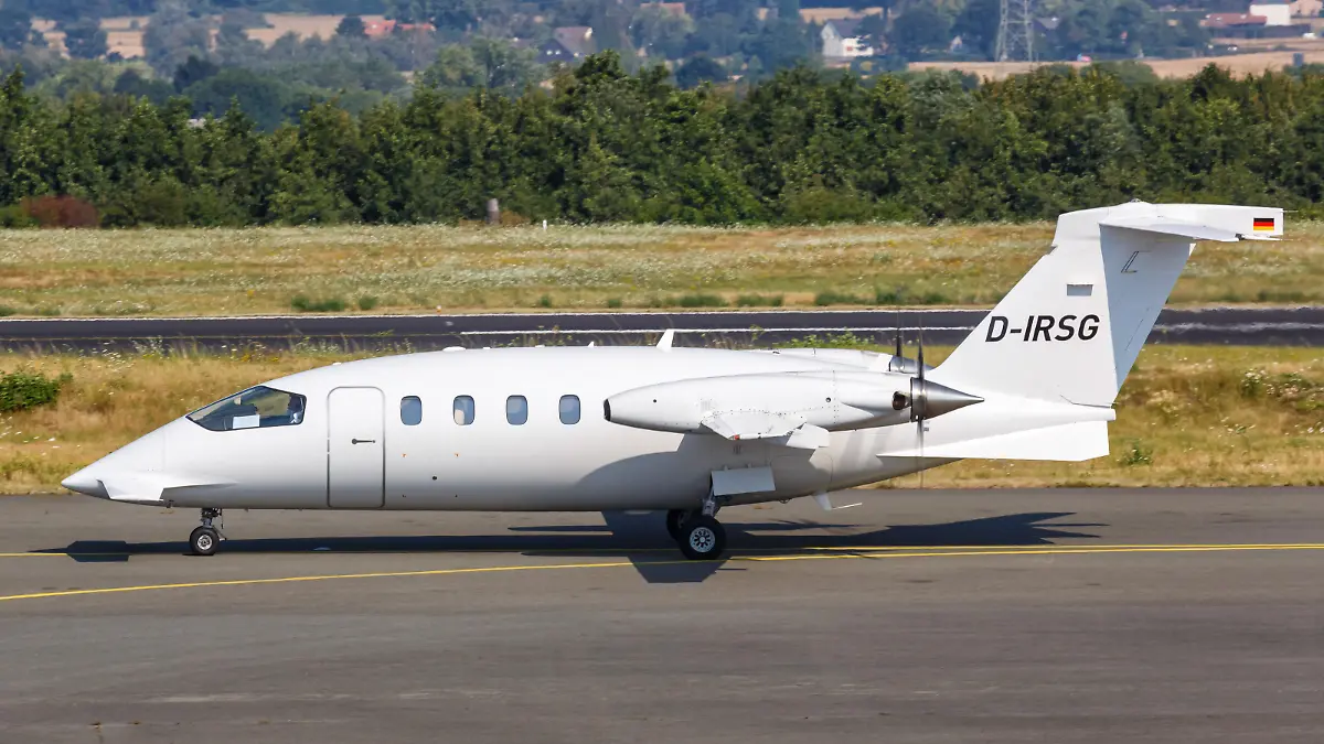 Dortmund Deutschland 10 August 2020: Ein privates Piaggio P 180 Avanti II Flugzeug mit dem Kennzeichen D IRSG auf dem Flughafen Dortmund (DTM) in Deutschland