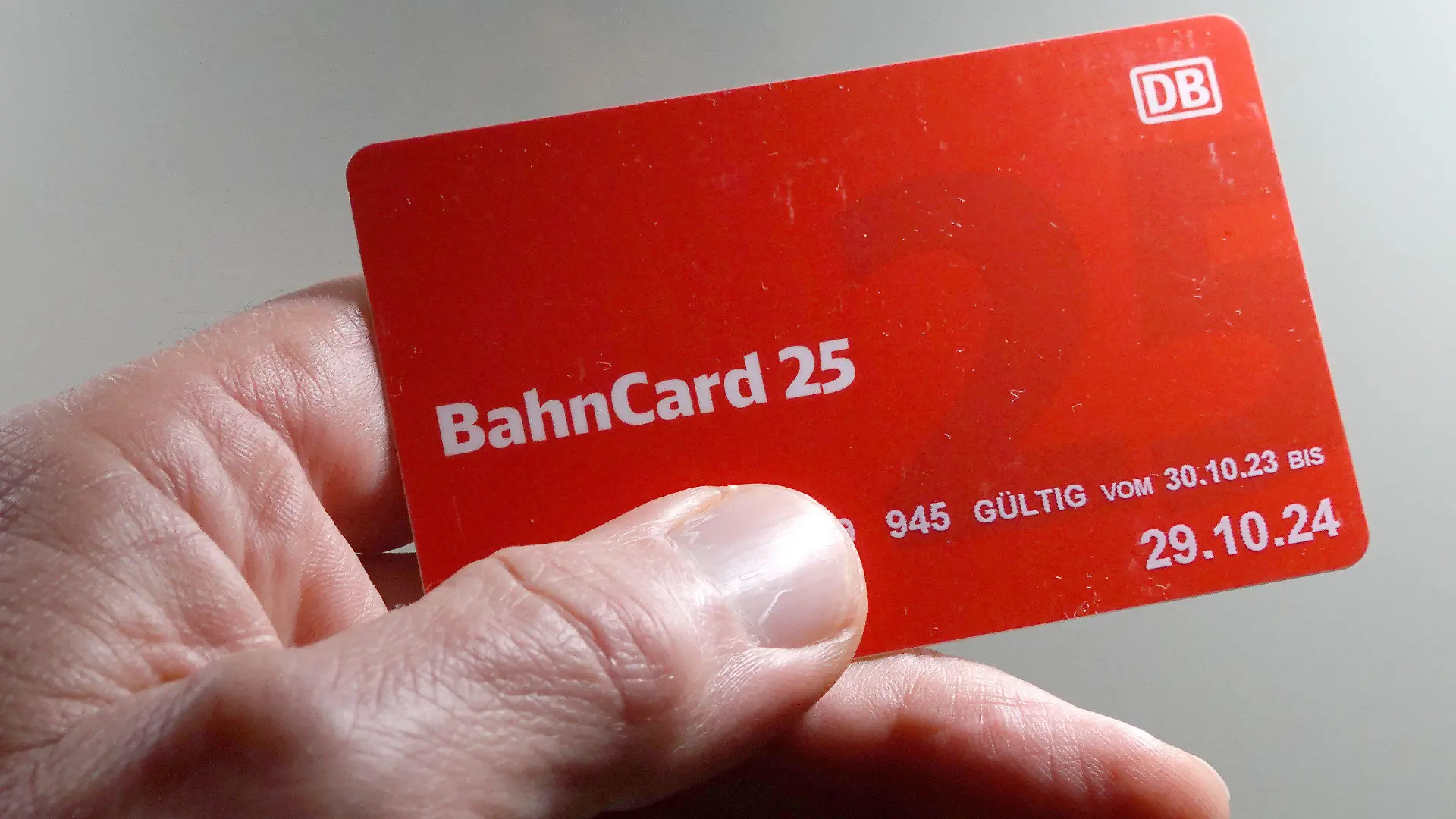 PRODUKTION - 08.12.2023, Thüringen, Erfurt: Ein Mann hat eine BahnCard 25 in der Brieftasche. Die Deutsche Bahn will die für Vielfahrer gedachten BahnCards künftig nur noch digital vergeben und auf die Variante aus Plastik verzichten. Die Umstellung der Jahresprodukte ist im zweiten Halbjahr 2024 vorgesehen. Foto: Martin Schutt/dpa +++ dpa-Bildfunk +++