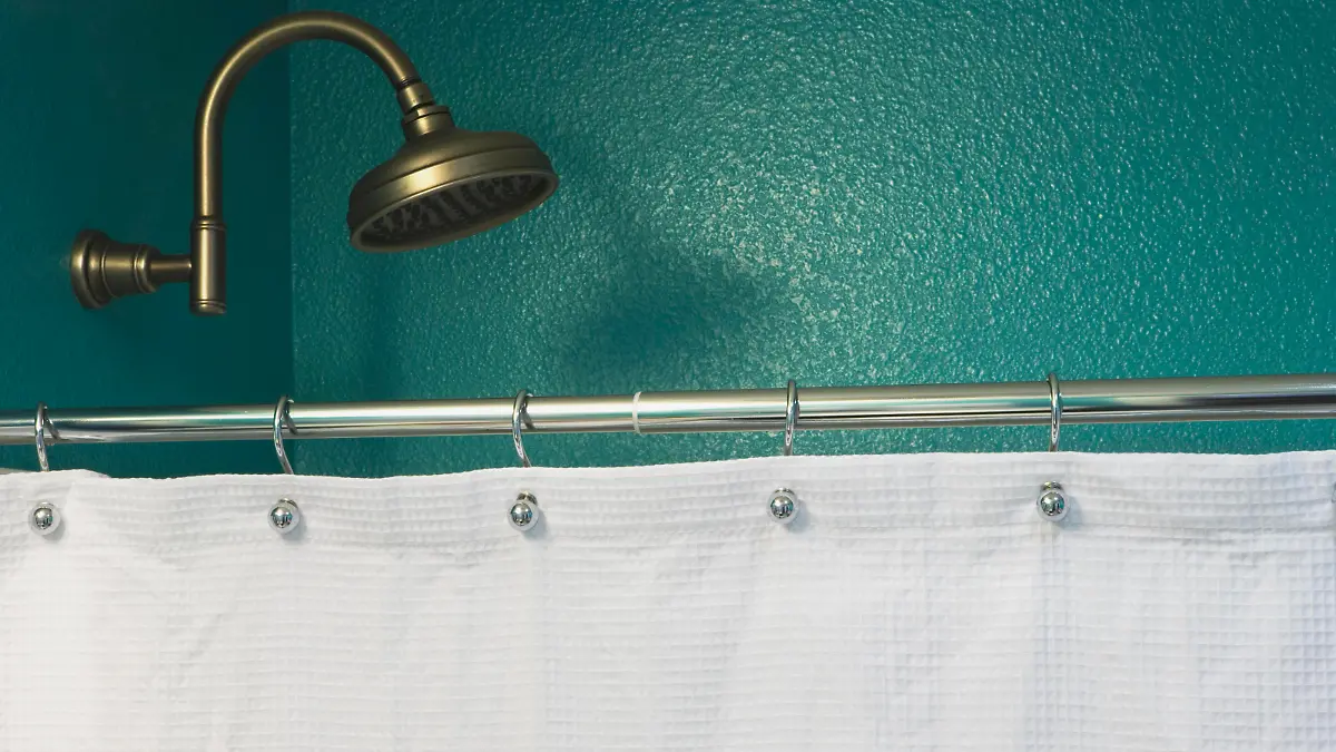 Teal Bathroom Wall, Faucet, and White Shower Curtain, Teal Badezimmer Wand, Wasserhahn, und weiss Duschvorhang