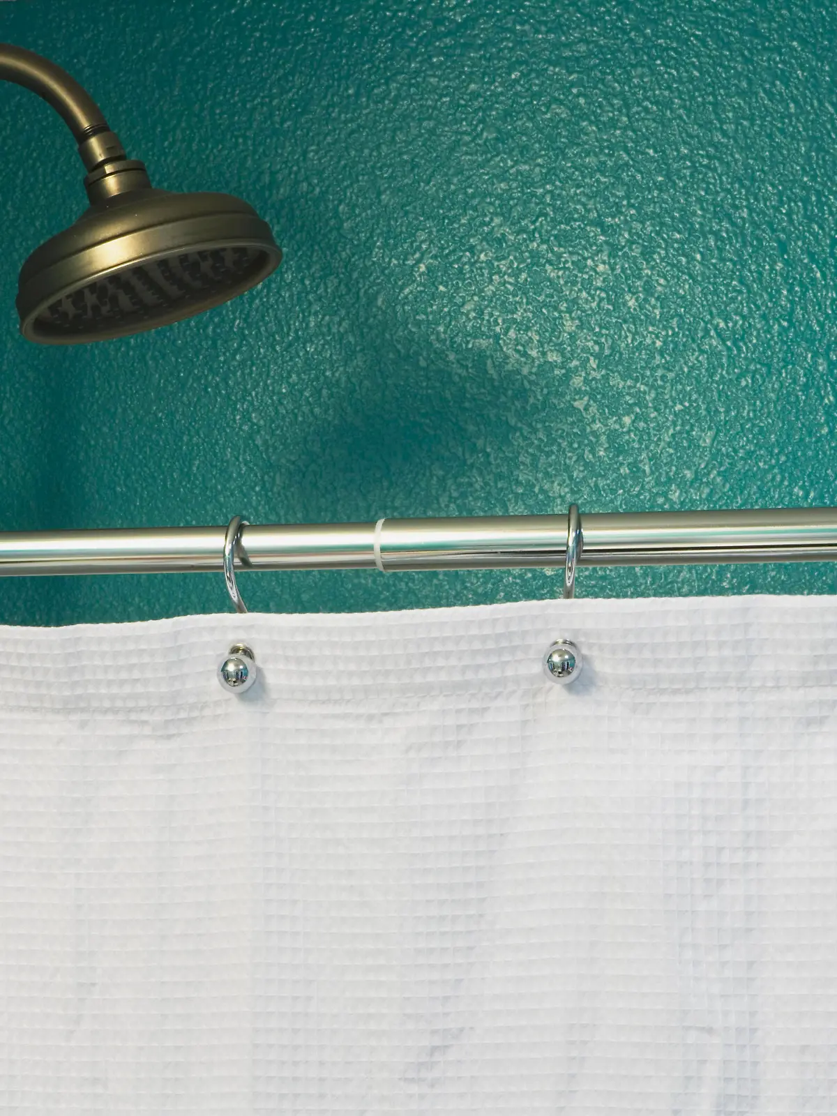 Teal Bathroom Wall, Faucet, and White Shower Curtain, Teal Badezimmer Wand, Wasserhahn, und weiss Duschvorhang