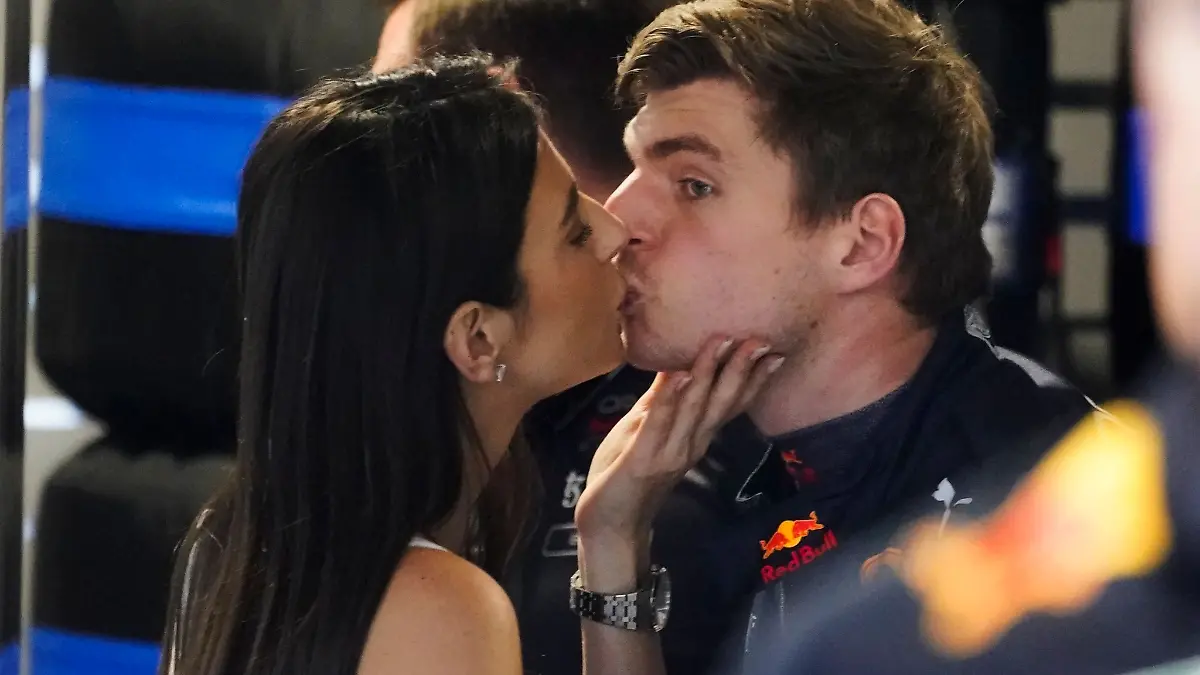 Max Verstappen aus den Niederlanden vom Team Red Bull wird von seiner Freundin Kelly Piquet vor dem 3. Freien Training geküsst.