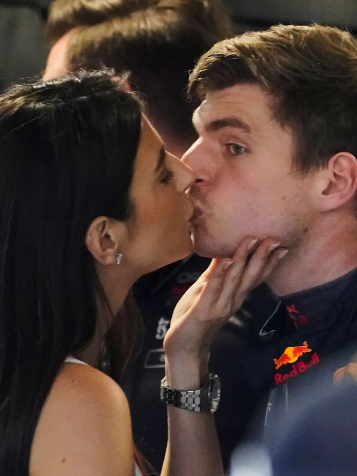Max Verstappen aus den Niederlanden vom Team Red Bull wird von seiner Freundin Kelly Piquet vor dem 3. Freien Training geküsst.
