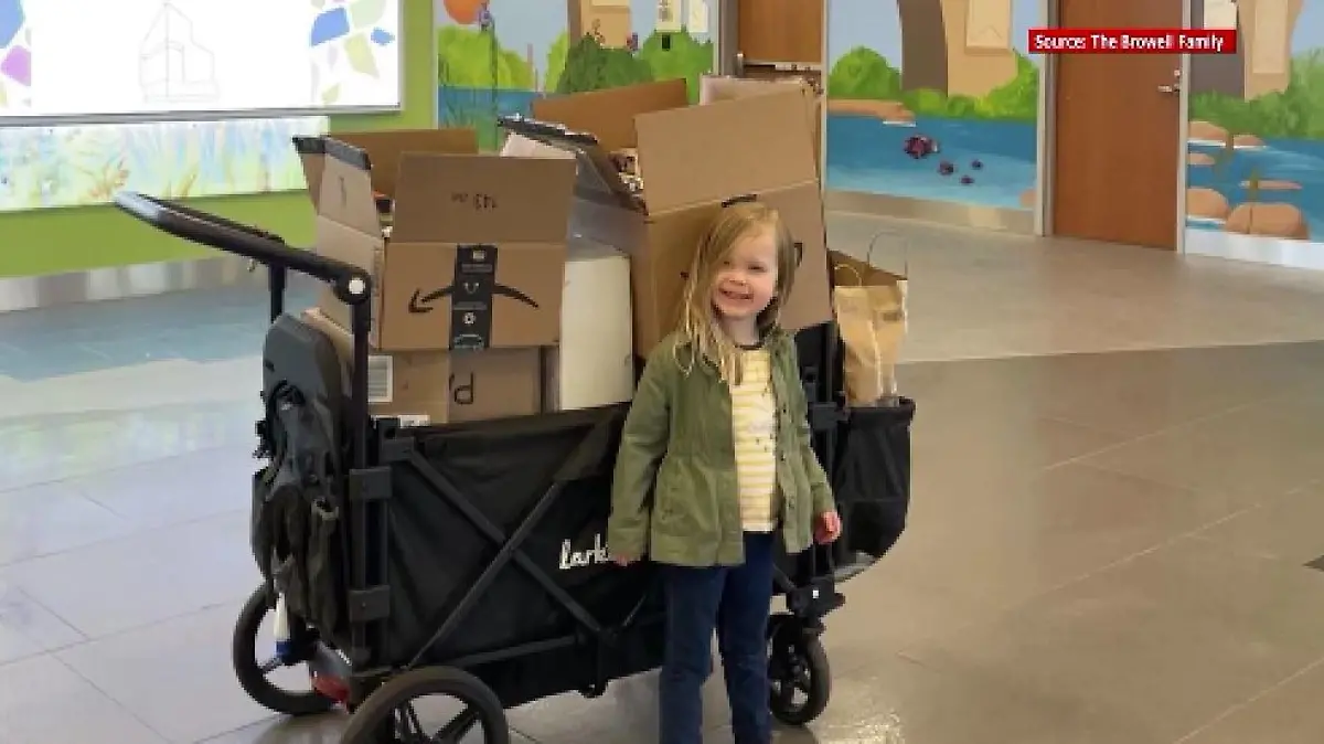 Um die vielen Geschenke zu transportieren, braucht Amelia einen ganzen Bollerwagen.