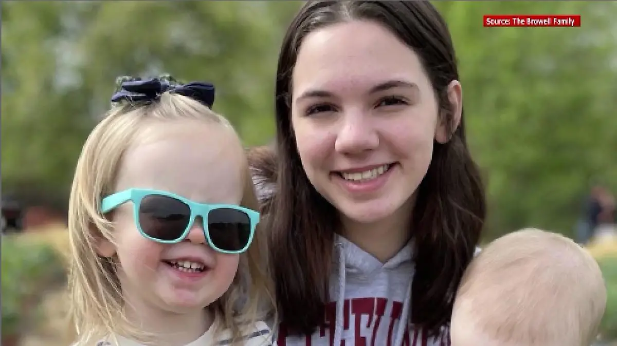 Amelia mit ihrer großen Schwester, die an einem Tumor erkrankt war.