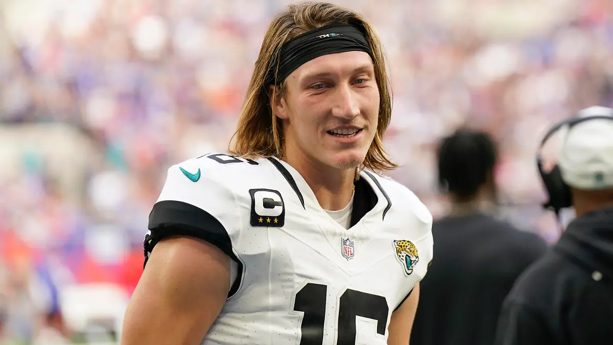 Jacksonville Jaguars v Buffalo Bills International Series 08/10/2023. Jacksonville Jaguars QB Trevor Lawrence 16 during the International Series match between Jacksonville Jaguars and Buffalo Bills at Tottenham Hotspur Stadium, London, United Kingdom on 8 October 2023. Editorial use only , Copyright: xJasonxBrownx PSI-18206-0062