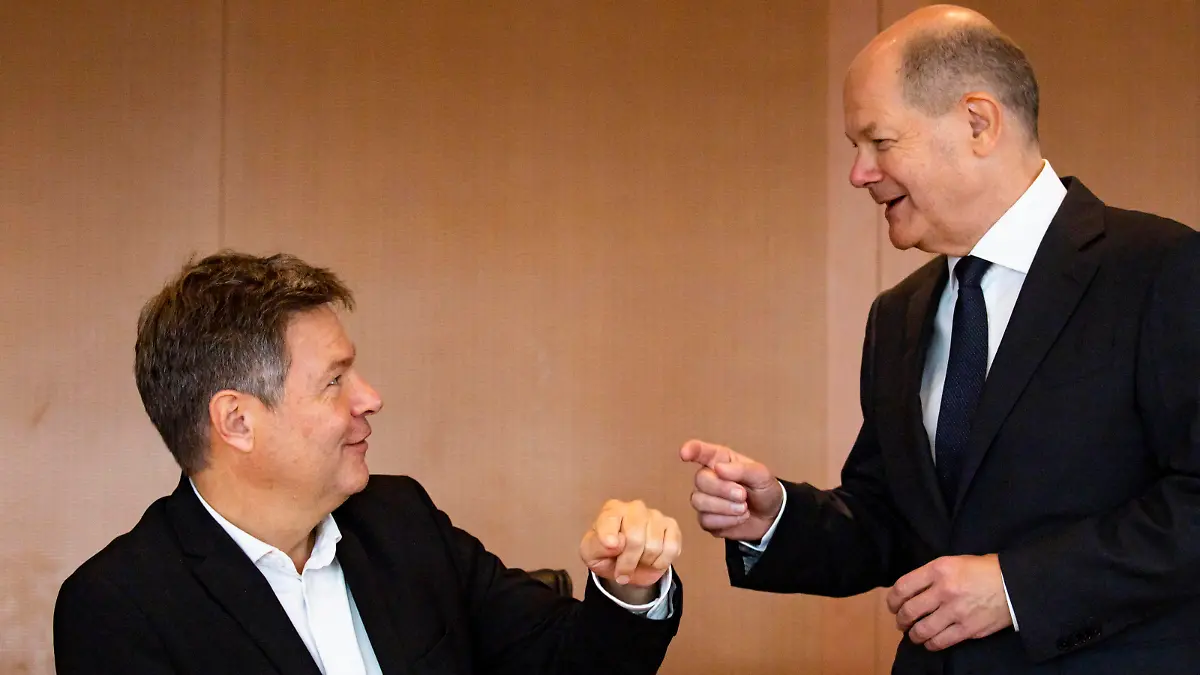  Bundeskanzler Olaf Scholz C-R spricht mit Wirtschaftsminister Robert Habeck C-L vor der Kabinettssitzung in Berlin am 19. Oktober 2022. Wochentliche Kabinettssitzung in Kanzleramt *** Chancellor Olaf Scholz C R talks to Economics Minister Robert Habeck C L ahead of cabinet meeting in Berlin on October 19, 2022 Weekly cabinet meeting in Chancellery
