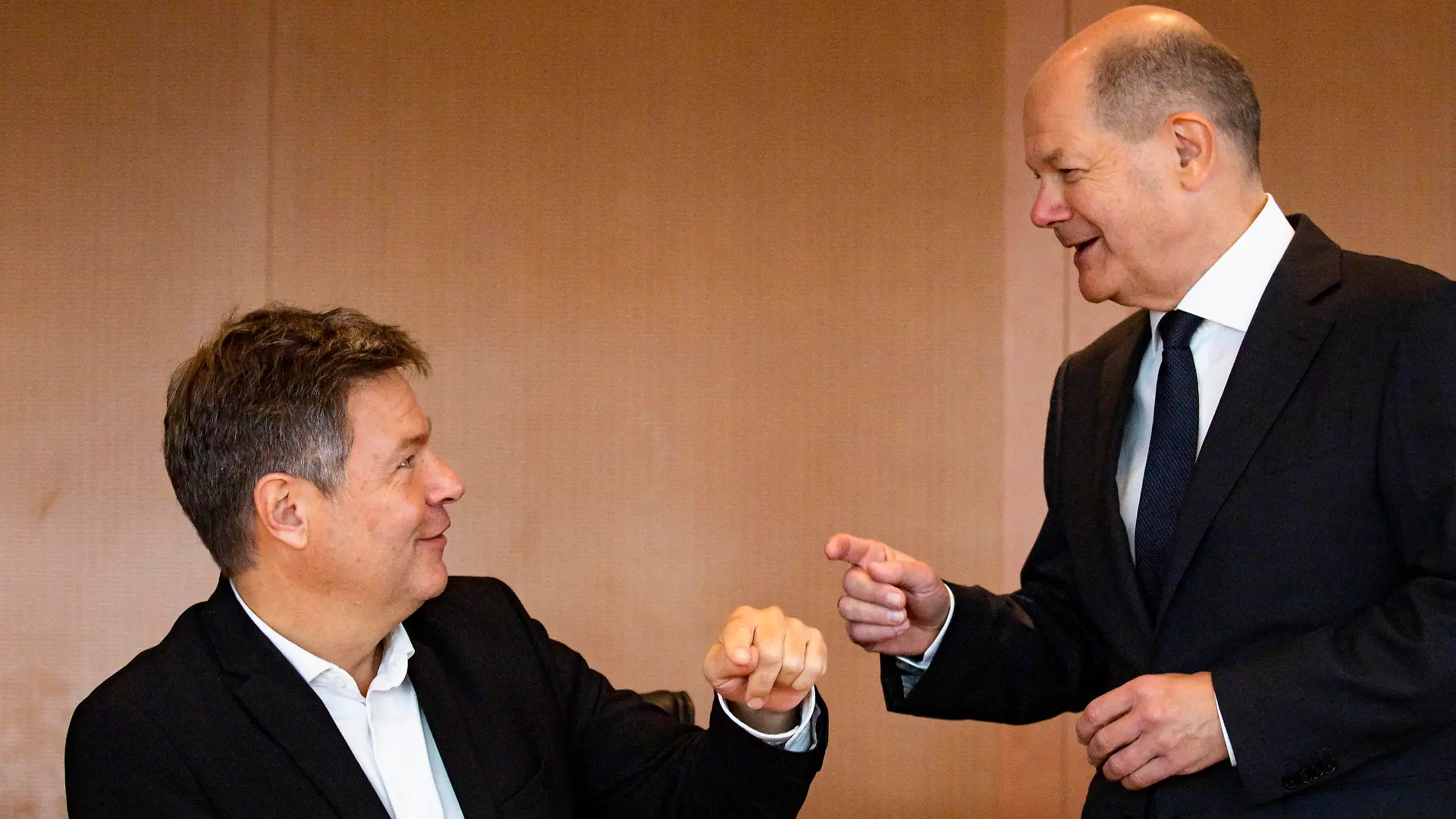 Bundeskanzler Olaf Scholz C-R spricht mit Wirtschaftsminister Robert Habeck C-L vor der Kabinettssitzung in Berlin am 19. Oktober 2022. Wochentliche Kabinettssitzung in Kanzleramt *** Chancellor Olaf Scholz C R talks to Economics Minister Robert Habeck C L ahead of cabinet meeting in Berlin on October 19, 2022 Weekly cabinet meeting in Chancellery