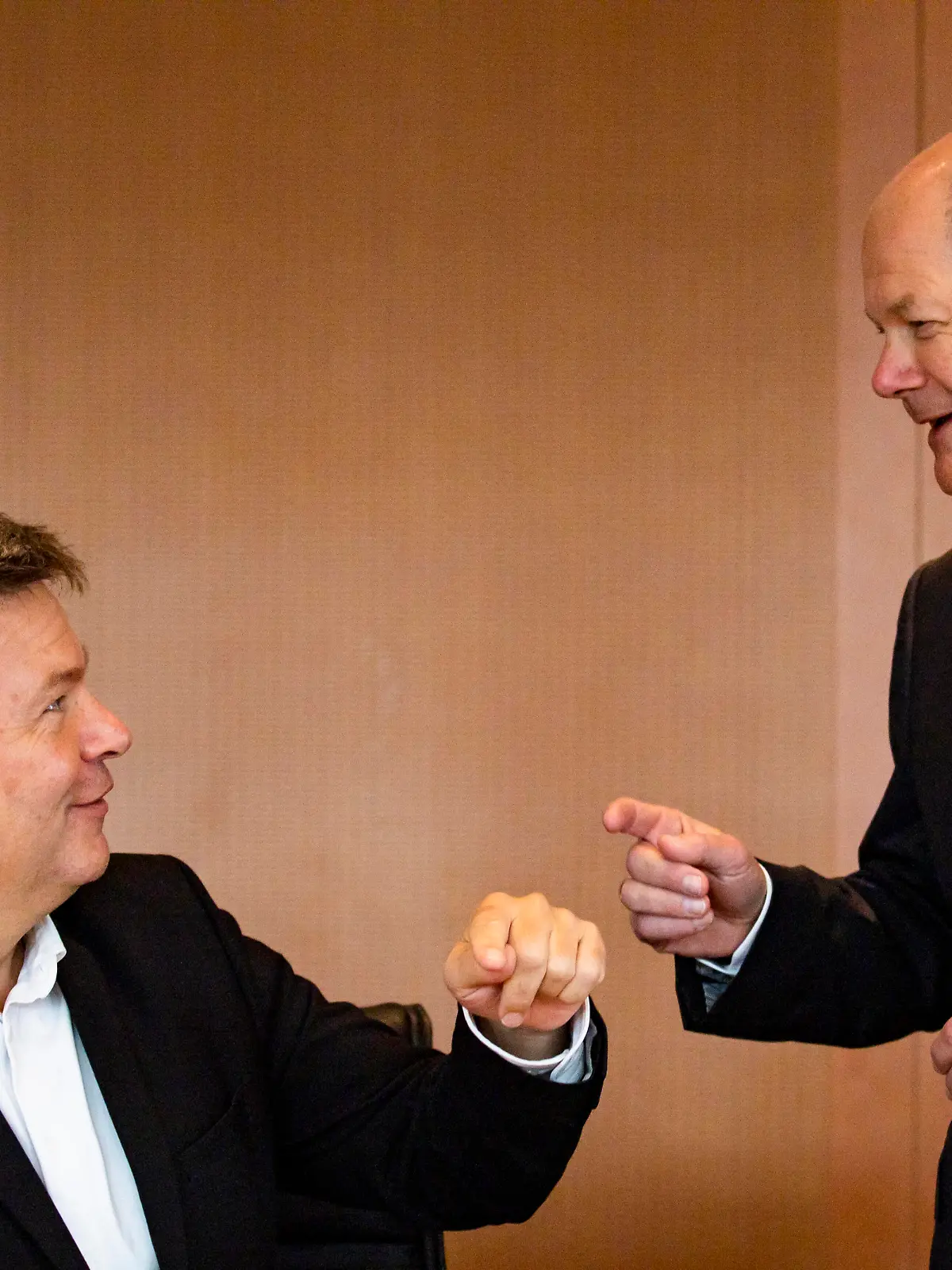  Bundeskanzler Olaf Scholz C-R spricht mit Wirtschaftsminister Robert Habeck C-L vor der Kabinettssitzung in Berlin am 19. Oktober 2022. Wochentliche Kabinettssitzung in Kanzleramt *** Chancellor Olaf Scholz C R talks to Economics Minister Robert Habeck C L ahead of cabinet meeting in Berlin on October 19, 2022 Weekly cabinet meeting in Chancellery