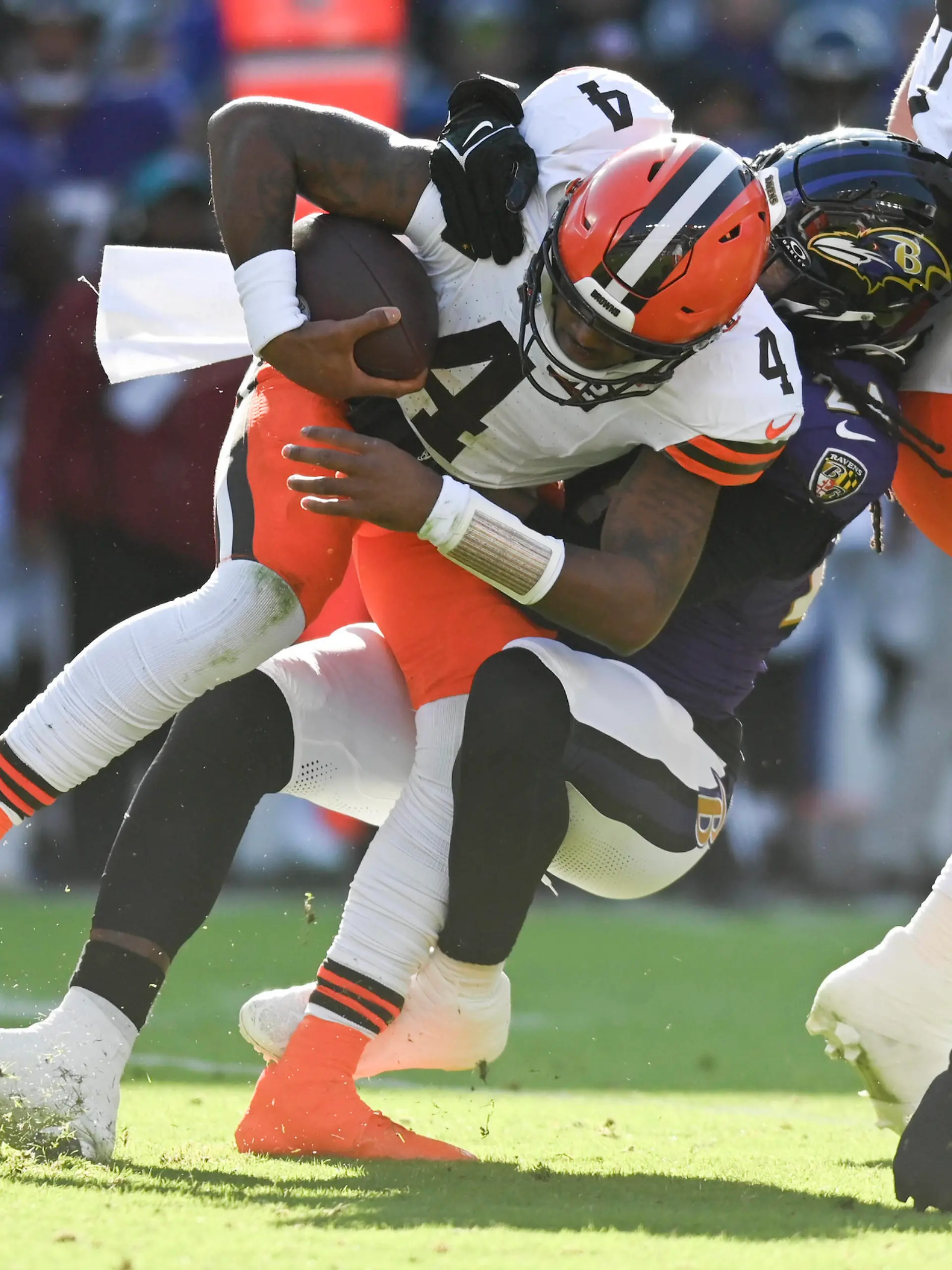 NFL, American Football Herren, USA Cleveland Browns at Baltimore Ravens Nov 12, 2023 Baltimore, Maryland, USA Baltimore Ravens linebacker Jadeveon Clowney 24 sacks Cleveland Browns quarterback Deshaun Watson 4 during the first half at M&T Bank Stadium. Baltimore M&T Bank Stadium Maryland USA, EDITORIAL USE ONLY PUBLICATIONxINxGERxSUIxAUTxONLY Copyright: xTommyxGilliganx 20231112_twg_gb3_062