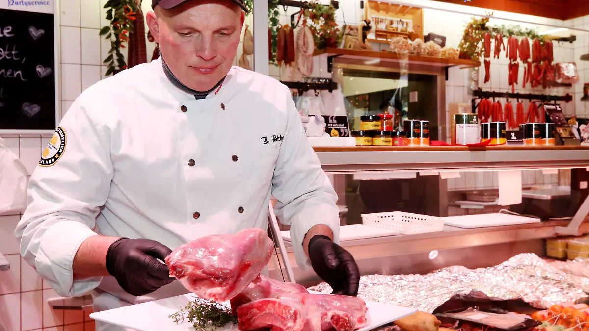 PRODUKTION - 08.12.2023, Nordrhein-Westfalen, Essen: Jürgen Bickert, Metzgermeister und geprüfter "Fleischsommelier", präsentiert in seiner Metzgerei Nutria-Keulen. Nutrias gelten als invasive Art und werden mit Fallen bejagt. Jürgen Bickert empfiehlt die geschmorten Keulen als Weihnachtsbraten.       (zu dpa "Metzger empfiehlt Nutria-Keule zu Weihnachten - «herrliches Fleisch»") Foto: Roland Weihrauch/dpa +++ dpa-Bildfunk +++