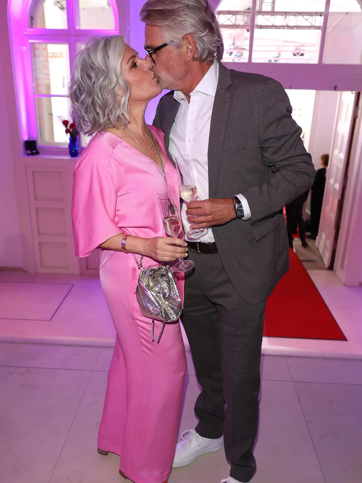 Birgit Schrowange und Frank Spothelfer kommen zur Bertelsmann Party 2023 in die Bertelsmann Hauptstadtrepräsentanz. Mehr als 600 namhafte Gäste aus Medien, Politik, Wirtschaft und Gesellschaft werden erwartet. Die Veranstaltung steht in diesem Jahr unter dem Motto "Boost - The Next Level" und soll unterhaltsam die Fortschritte der gleichnamigen Bertelsmann-Wachstumsstrategie in Szene setzen.
