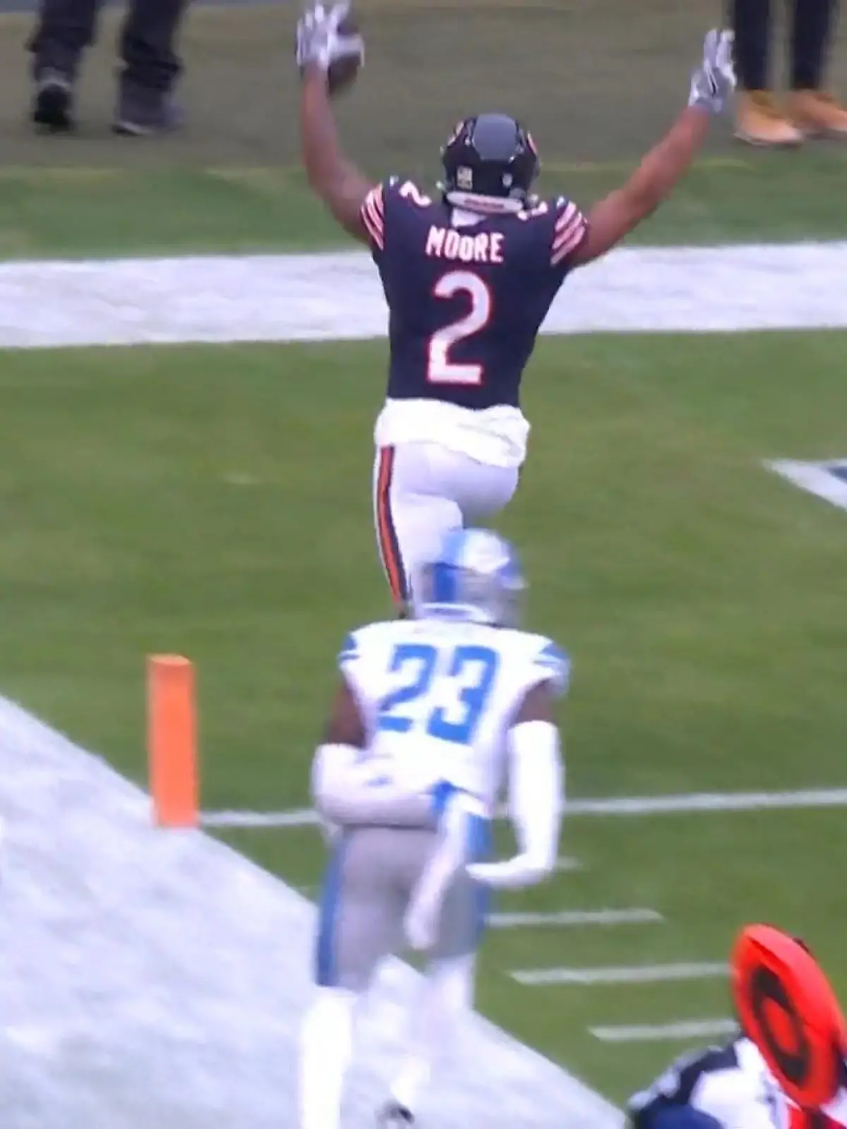 D.J. Moore von den Chicago Bears übernimmt plötzlich die Rolle von Quarterback Justin Fields. Moore täuscht dann eine Übergabe zu Fields an und läuft selbst über die linke Seite für 20 Yards in die Endzone. Es ist der erste Rushing-Touchdown für D.J. Moore in seiner NFL-Karriere. 6:0 für die Bears gegen die Detroit Lions!
