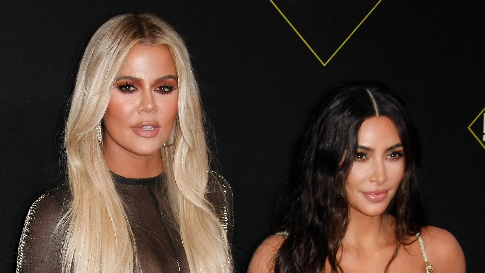 November 10, 2019, Santa Monica, CA, USA: SANTA MONICA, CALIFORNIA - NOVEMBER 10: Khloe Kardashian and Kim Kardashian West attend the 2019 E! People s Choice Awards at Barker Hangar on November 10, 2019 in Santa Monica, California. Photo: CraSH/imageSPACE Santa Monica USA - ZUMAs181 20191110_zea_s181_463 Copyright: xImagespacex