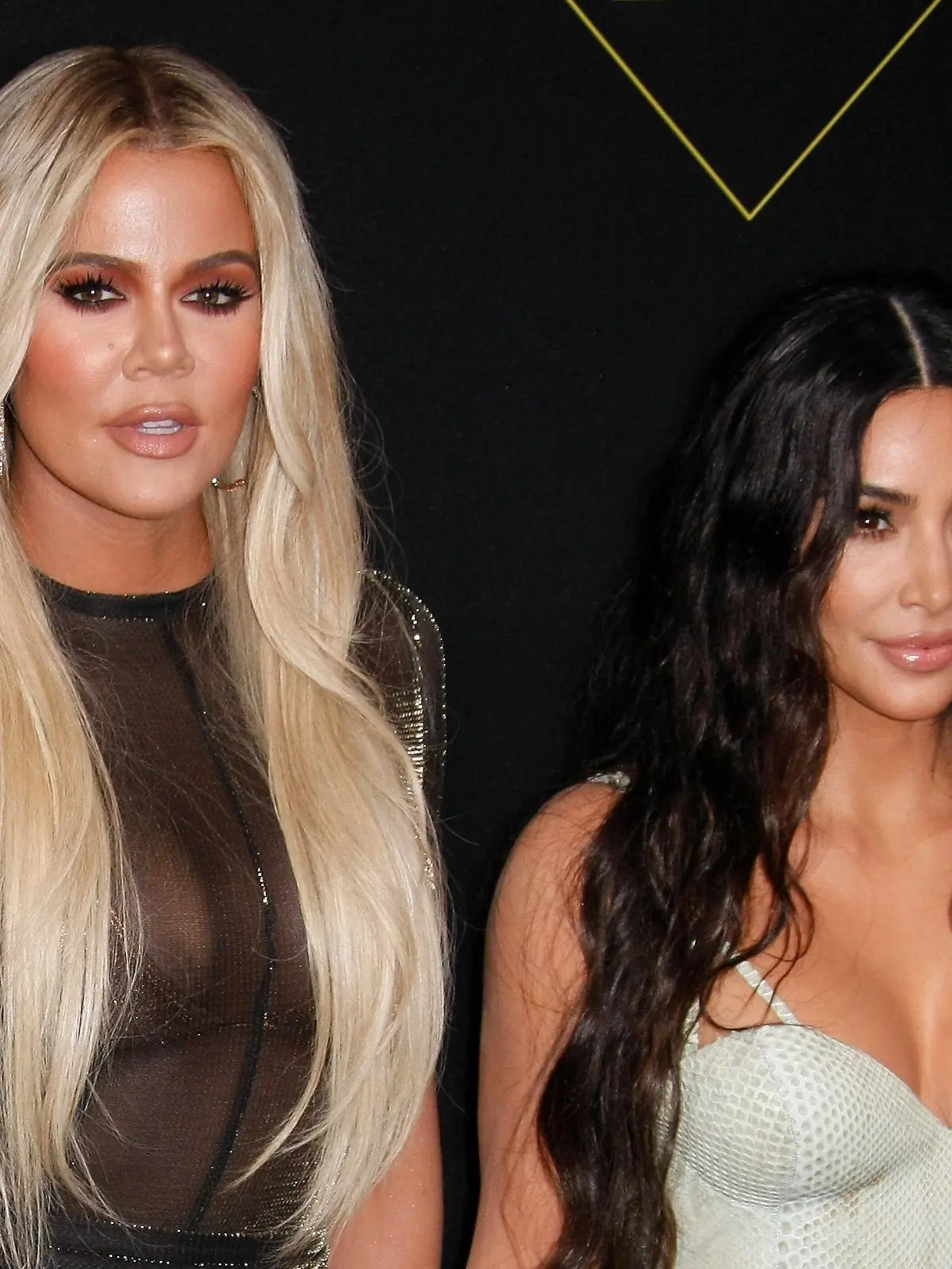  November 10, 2019, Santa Monica, CA, USA: SANTA MONICA, CALIFORNIA - NOVEMBER 10: Khloe Kardashian and Kim Kardashian West attend the 2019 E! People s Choice Awards at Barker Hangar on November 10, 2019 in Santa Monica, California. Photo: CraSH/imageSPACE Santa Monica USA  - ZUMAs181 20191110_zea_s181_463 Copyright: xImagespacex