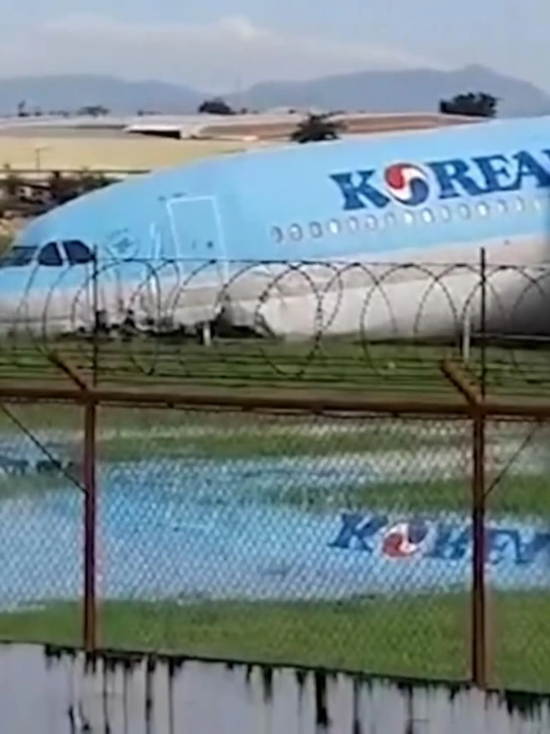 Vermutlich war der strömende Regen der Grund dafür. dass das Cockpitpersonal den Airbus nicht mehr sicher zu Boden bringen konnte. Wie durch ein Wunder blieben aber alle Menschen an Bord unverletzt.