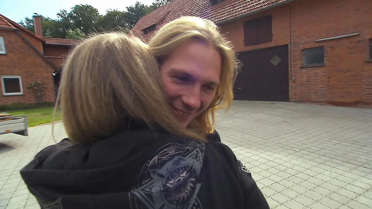 Öko-Bauer Christoph schließt siene Lisa wieder in die Arme Wiedersehen bei  „Bauer sucht Frau“