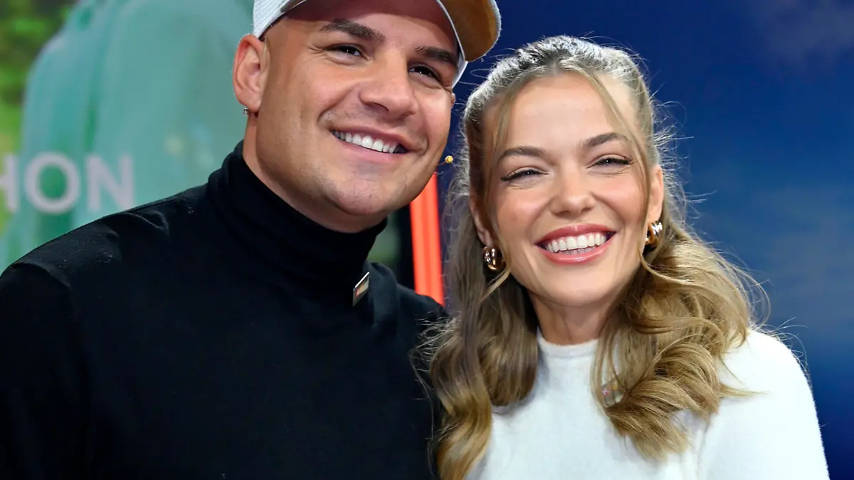 Pietro Lombardi mit Freundin Laura Maria Rypa beim 28. RTL-Spendenmarathon 2023 im Studio 8 der EMG Studios. Hürth, 17.11.2023