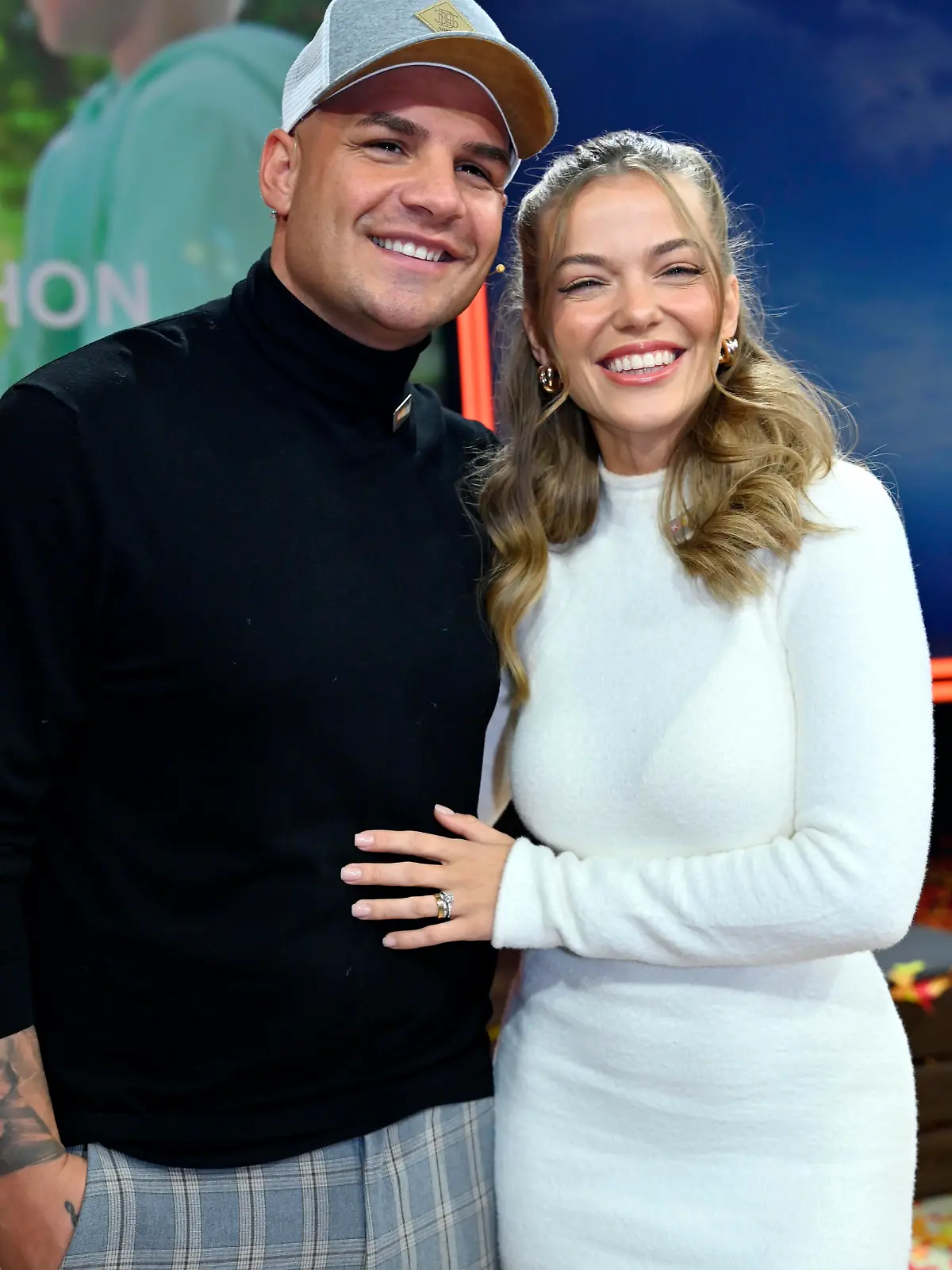 Pietro Lombardi mit Freundin Laura Maria Rypa beim 28. RTL-Spendenmarathon 2023 im Studio 8 der EMG Studios. Hürth, 17.11.2023