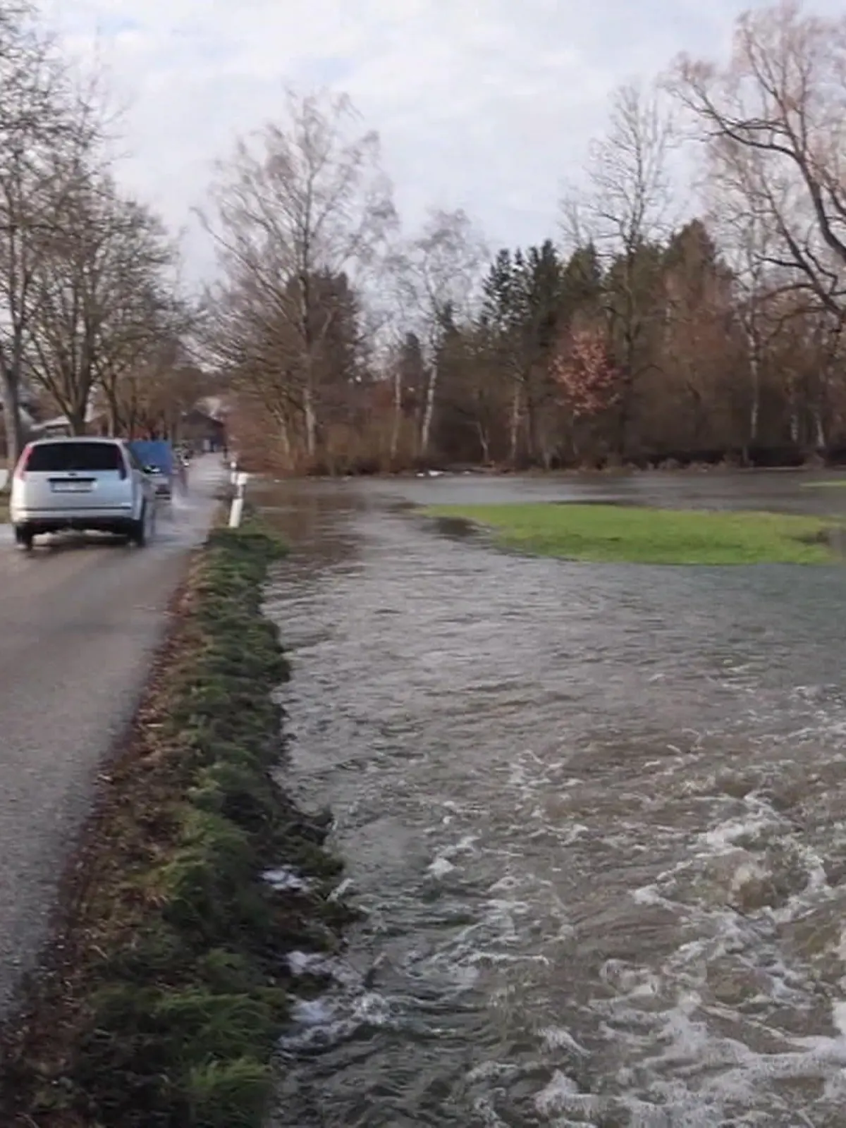 Das Wasser steigt immer weiter. Vor allem im Süden Deutschlands wächst die Hochwassergefahr durch Regen und Tauwetter, etwa im Allgäu. In einigen Regionen Bayerns sind Flüsse schon über die Ufer getreten.