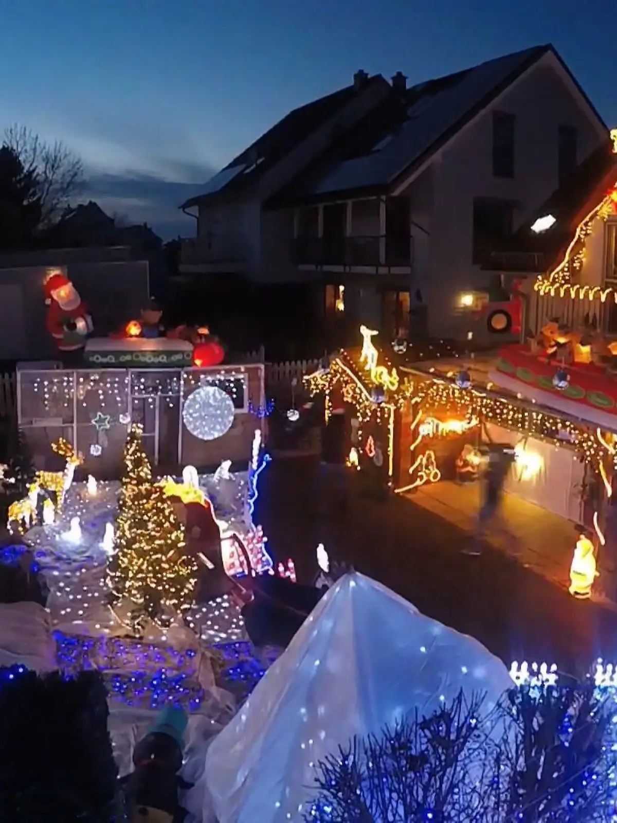 Wenn ihr in der Weihnachtszeit gerne Wohnung, Balkon oder sogar das ganze Haus beleuchtet, solltet ihr jetzt ganz genau aufpassen: Wir zeigen im Video die aktuellen Lichterketten-Trends, erklären, worauf ihr beim Kauf unbedingt achten solltet – und wie viel Strom euch der Lichter-Spaß wirklich kostet!