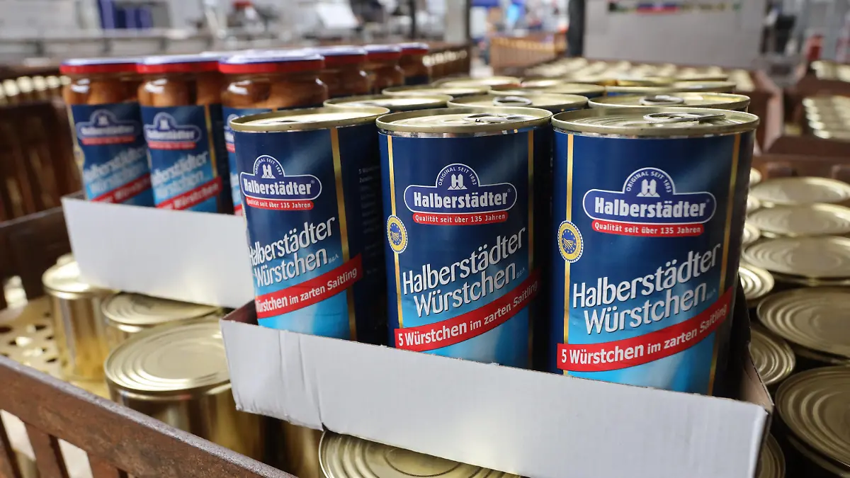 Konserven mit frisch geräucherten Würstchen und Suppen stehen in der Versandabteilung. Die Halberstädter Würstchen- und Konservenvertriebs GmbH bleiben trotz Corona weiterhin Marktführer bei den konservierten Würstchen in den neuen Bundesländern. Als Marke hat sich das Unternehmen mit 178 Beschäftigten einen Namen gemacht. Neben den traditionell kamingeräucherten Würstchen werden auch Suppen und andere konservierte Lebensmittel hergestellt.