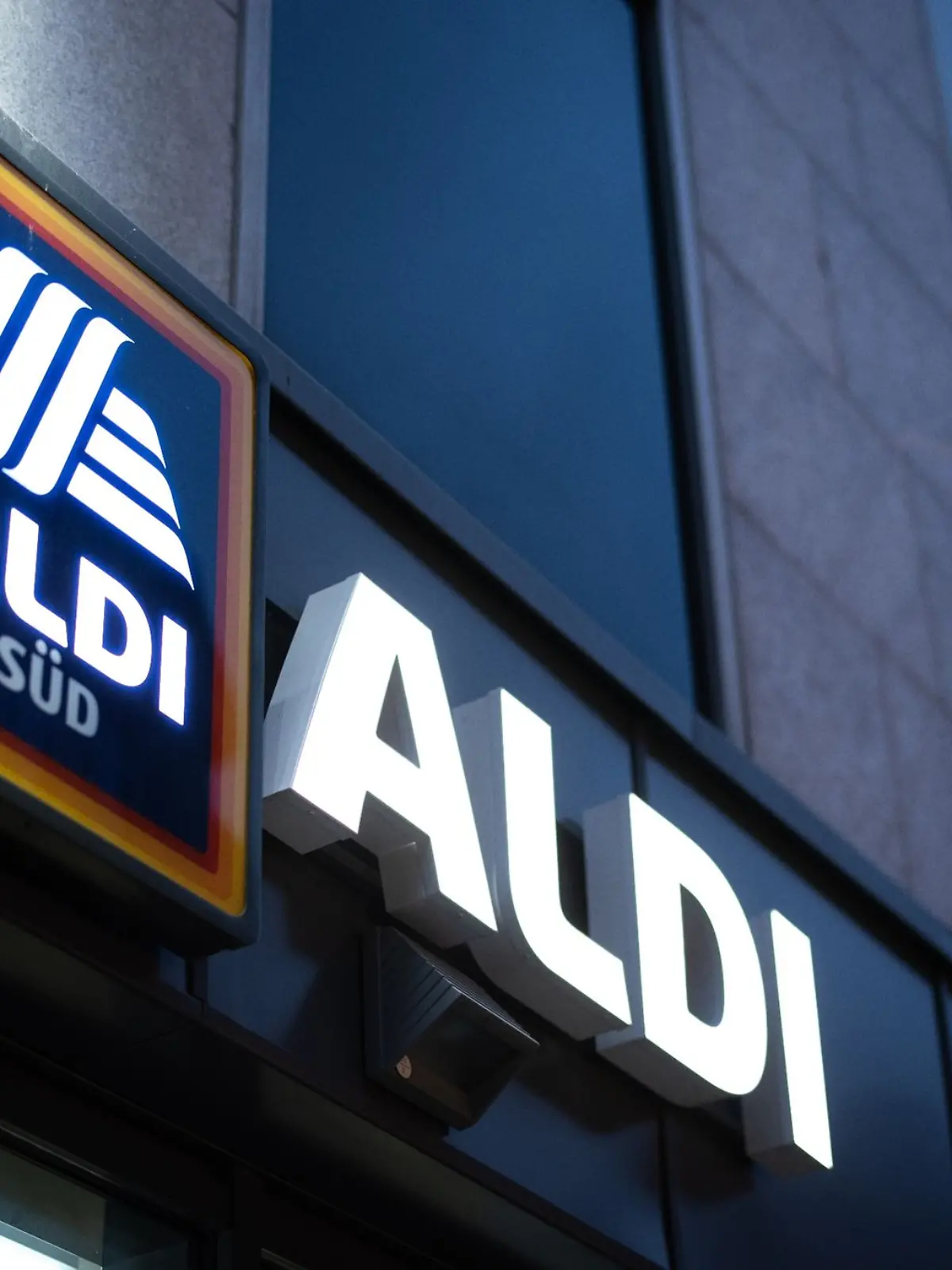 Das Logo einer Aldi Süd Filiale, fotografiert in einer Fußgängerzone der Düsseldorfer Innenstadt.