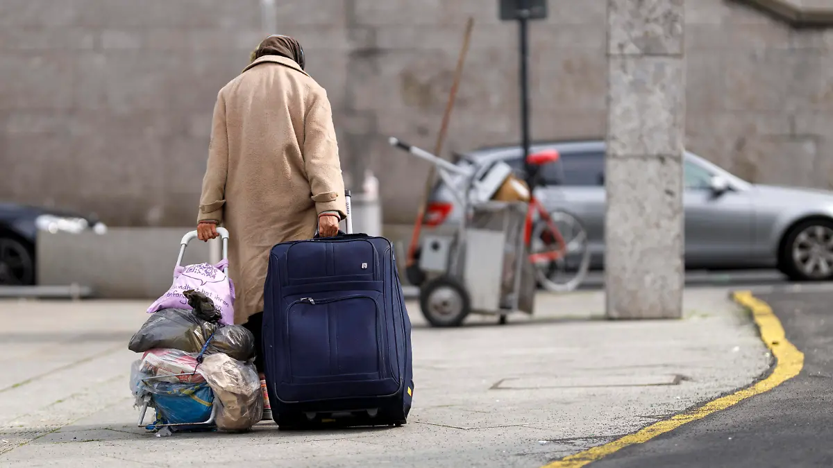 Altersarmut bedroht immer mehr alte Menschen in Deutschland. Ende 2020 waren so viele Senioren auf Grundsicherung angewiesen wie noch nie. Im Bild eine alte Dame, die ihre Habseligkeiten in Koffer und Tüten hinter sich herzieht. Themenbild, Symbolbild Köln, 04.06.2021 *** Old-age poverty threatens more and more elderly people in Germany At the end of 2020, more senior citizens were dependent on basic security than ever before In the picture, an old lady dragging her belongings behind her in suitcases and bags Topic image, symbol image Cologne, 04 06 2021 Foto:xC.xHardtx/xFuturexImage