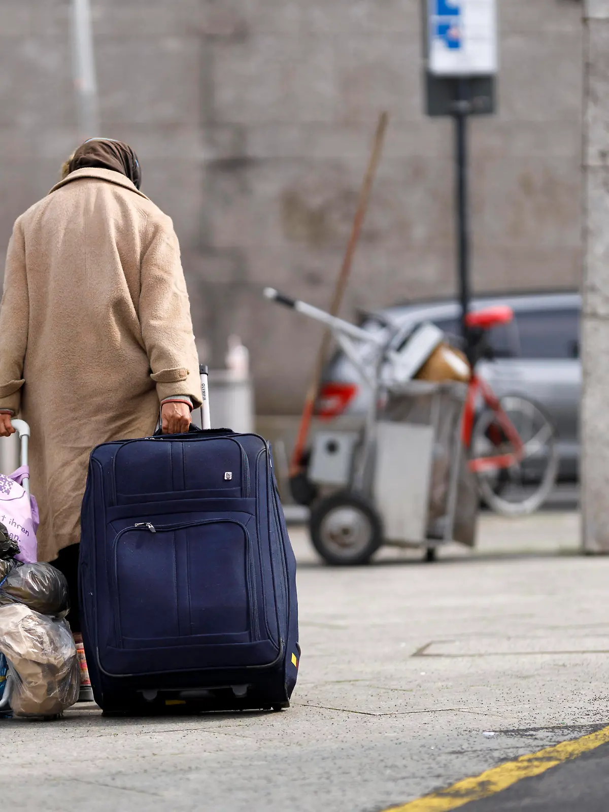  Altersarmut bedroht immer mehr alte Menschen in Deutschland. Ende 2020 waren so viele Senioren auf Grundsicherung angewiesen wie noch nie. Im Bild eine alte Dame, die ihre Habseligkeiten in Koffer und Tüten hinter sich herzieht. Themenbild, Symbolbild Köln, 04.06.2021 *** Old-age poverty threatens more and more elderly people in Germany At the end of 2020, more senior citizens were dependent on basic security than ever before In the picture, an old lady dragging her belongings behind her in suitcases and bags Topic image, symbol image Cologne, 04 06 2021 Foto:xC.xHardtx/xFuturexImage