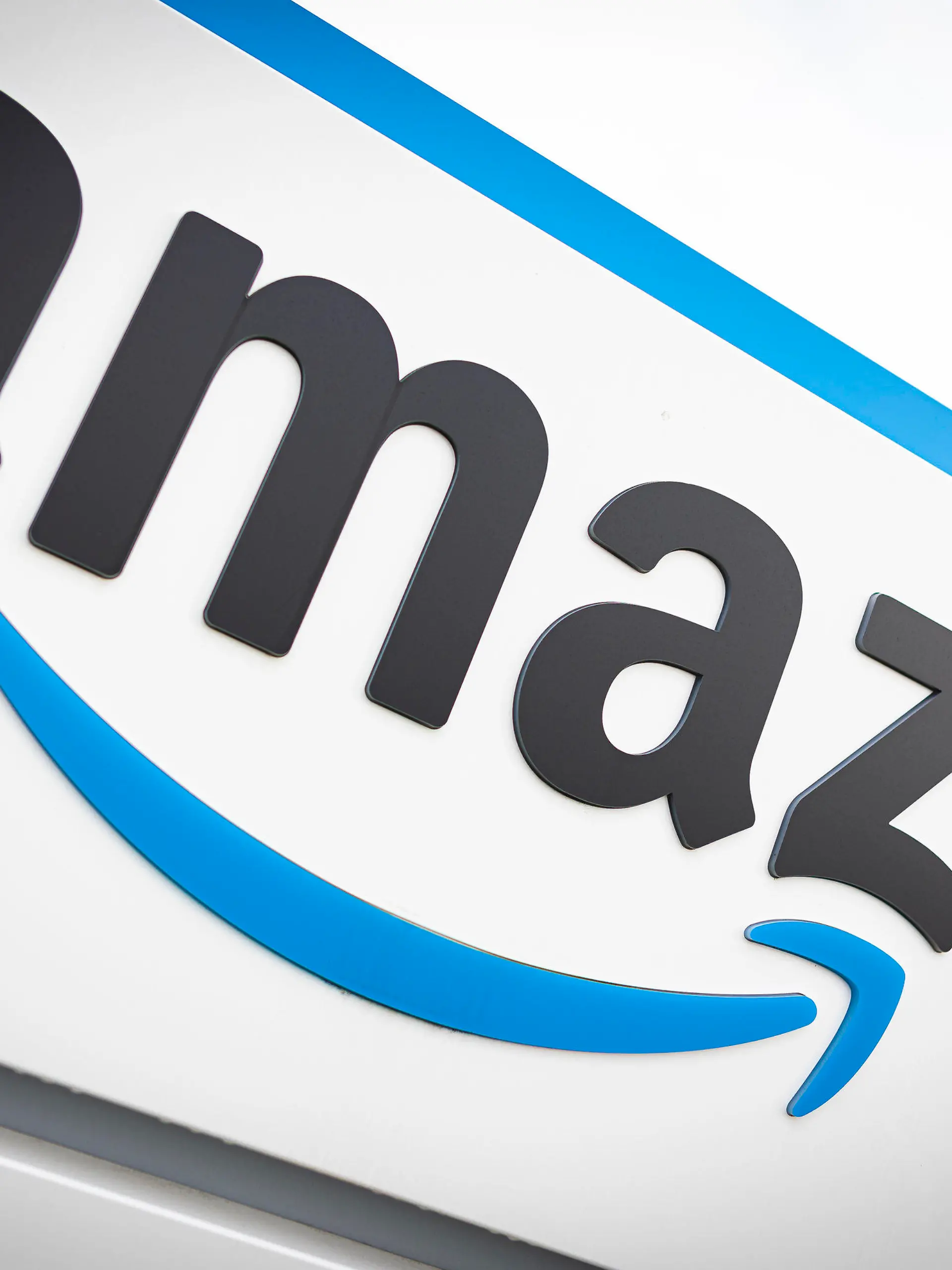 ARCHIV - 04.11.2022, Niedersachsen, Helmstedt: Das Logo von Amazon ist am Logistikzentrum des Onlineversandhändlers in Helmstedt zu sehen. Der US-Konzern legte beim EU-Gericht in Luxemburg Widerspruch gegen den Status einer besonders großen Online-Plattform nach dem Digital Services Act (DSA) ein. (zu dpa "Amazon wehrt sich gegen Status besonders großer Plattform in der EU") Foto: Moritz Frankenberg/dpa +++ dpa-Bildfunk +++