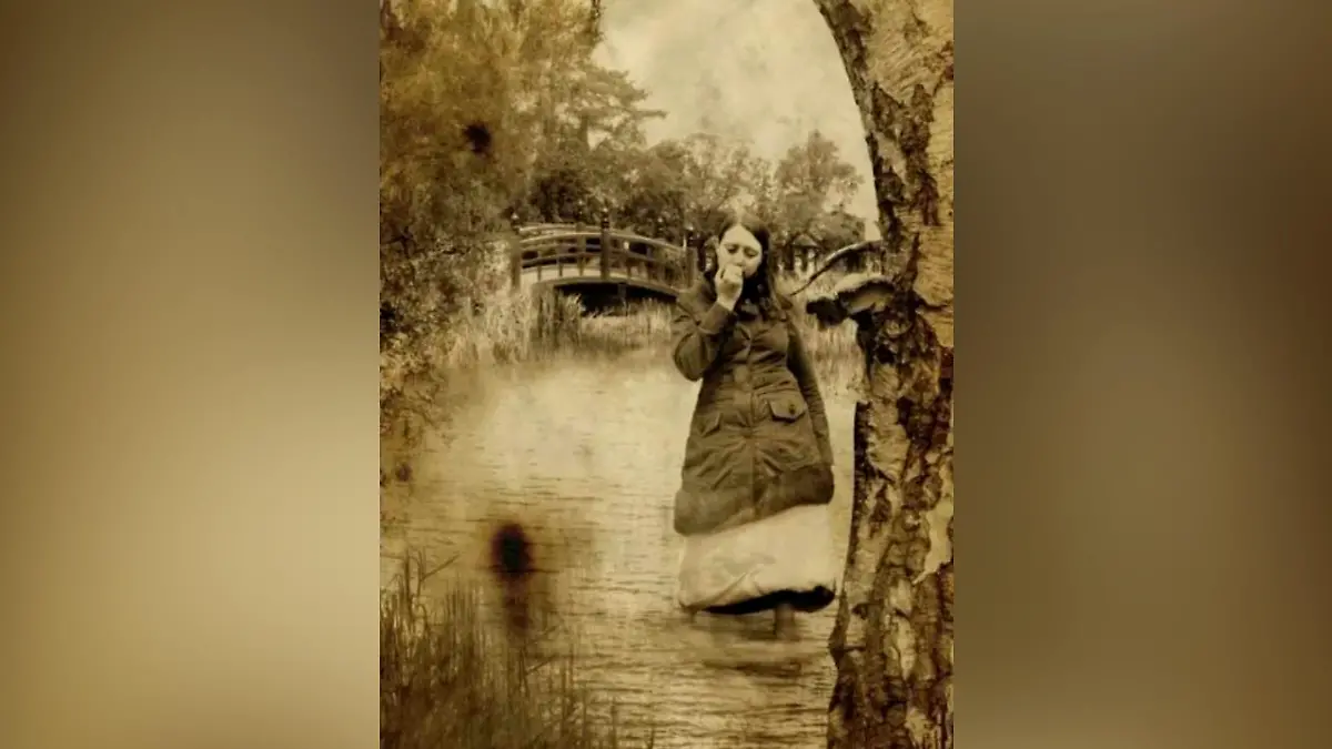 Eine Frau schlendert durch einen Fluss.