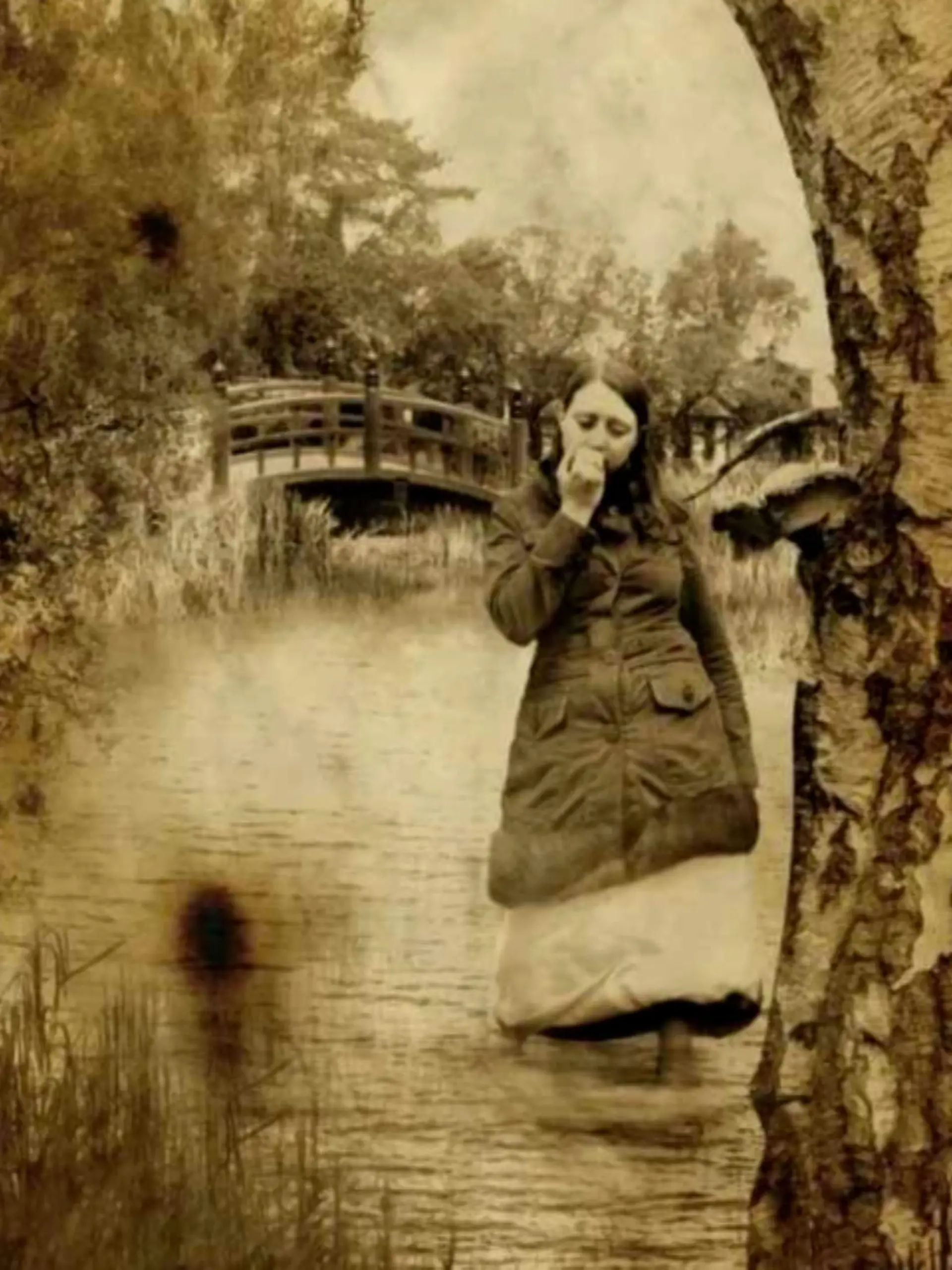 Eine Frau schlendert durch einen Fluss.