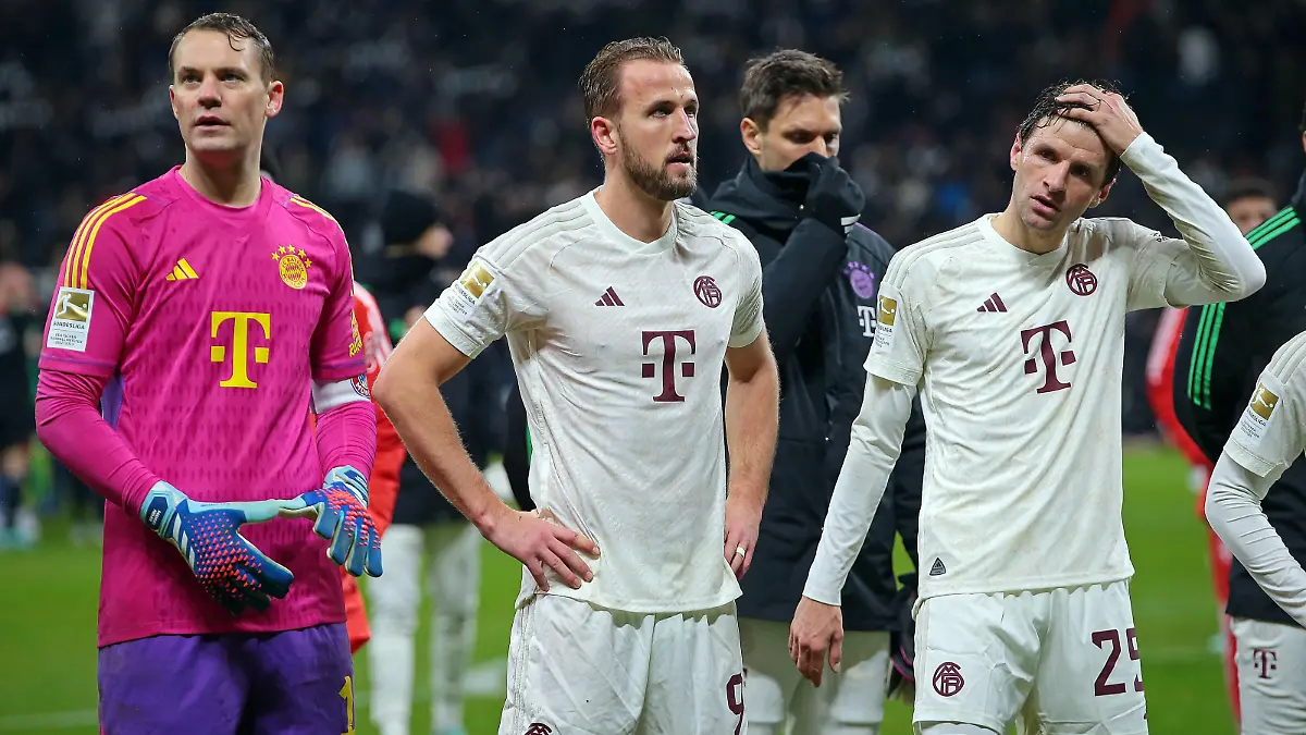 09.12.2023, xovx, Fußball Bundesliga, Eintracht Frankfurt - FC Bayern München v.l. Manuel Neuer FC Bayern München, Harry Kane FC Bayern München, Thomas Müller FC Bayern München enttäuscht, enttäuscht schauend nach der 5:1 Niederlage in Frankfurt. DFL/DFB REGULATIONS PROHIBIT ANY USE OF PHOTOGRAPHS as IMAGE SEQUENCES and/or QUASI-VIDEO emspor Frankfurt *** 09 12 2023, xovx, Fußball Bundesliga, Eintracht Frankfurt FC Bayern München v l Manuel Neuer FC Bayern München , Harry Kane FC Bayern München , Thomas Müller FC Bayern München disappointed, looking disappointed after the 5 1 defeat in Frankfurt DFL DFB REGULATIONS PROHIBIT ANY USE OF PHOTOGRAPHS as IMAGE SEQUENCES and or QUASI VIDEO emspor Frankfurt