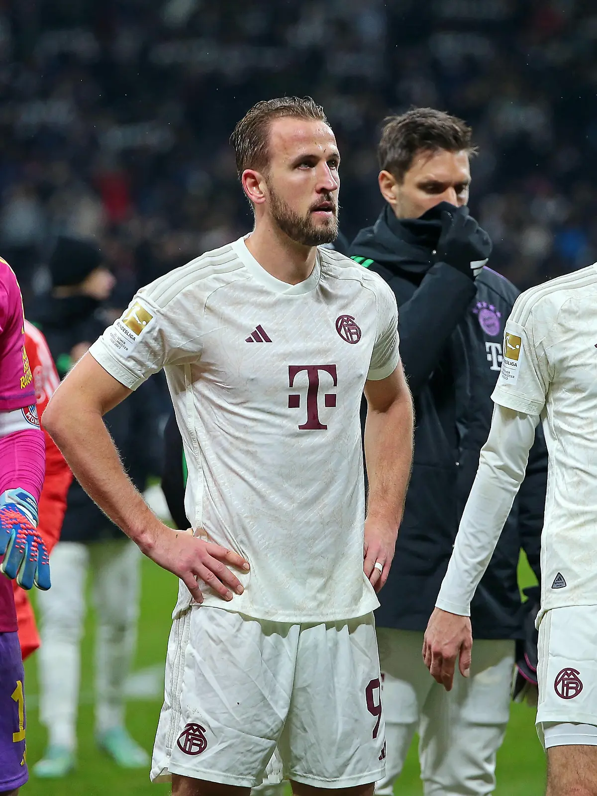 09.12.2023, xovx, Fußball Bundesliga, Eintracht Frankfurt - FC Bayern München v.l. Manuel Neuer FC Bayern München, Harry Kane FC Bayern München, Thomas Müller FC Bayern München enttäuscht, enttäuscht schauend nach der 5:1 Niederlage in Frankfurt. DFL/DFB REGULATIONS PROHIBIT ANY USE OF PHOTOGRAPHS as IMAGE SEQUENCES and/or QUASI-VIDEO emspor Frankfurt *** 09 12 2023, xovx, Fußball Bundesliga, Eintracht Frankfurt FC Bayern München v l Manuel Neuer FC Bayern München , Harry Kane FC Bayern München , Thomas Müller FC Bayern München disappointed, looking disappointed after the 5 1 defeat in Frankfurt DFL DFB REGULATIONS PROHIBIT ANY USE OF PHOTOGRAPHS as IMAGE SEQUENCES and or QUASI VIDEO emspor Frankfurt