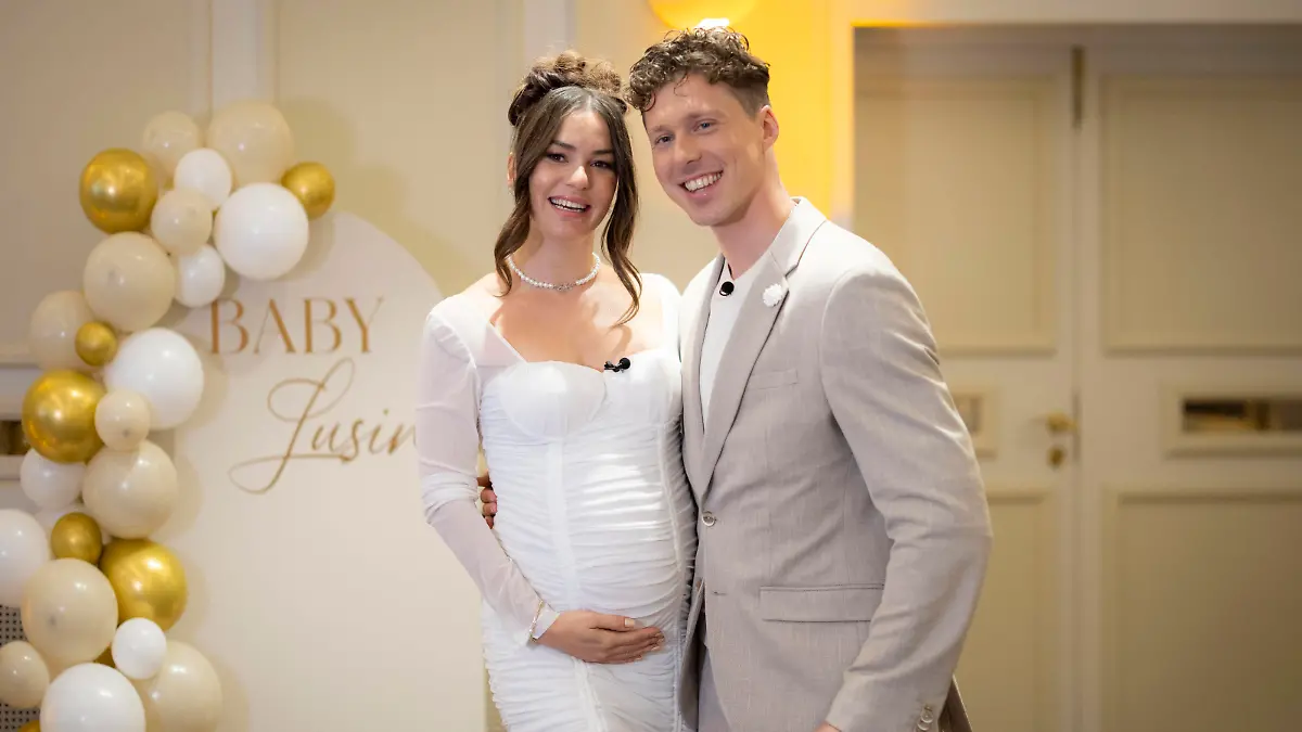 10.12.2023 , Düsseldorf, Renata und Valentin Lusin auf der eigenen Gender Reveal Party, dort erfahren die werdenden Eltern das Geschlecht ihres Kindes. Nach mehreren Fehlgeburten erwartet das aus der RTL-Tanzshow bekannte Weltmeister-Ehepaar Renata und Valentin Lusin im März 2024 ein Mädchen. *** 10 12 2023 , Düsseldorf, Renata and Valentin Lusin at their own Gender Reveal Party, where the parents-to-be find out the gender of their child After several miscarriages, the world champion couple Renata and Valentin Lusin, known from the RTL dance show, are expecting a girl in March 2024