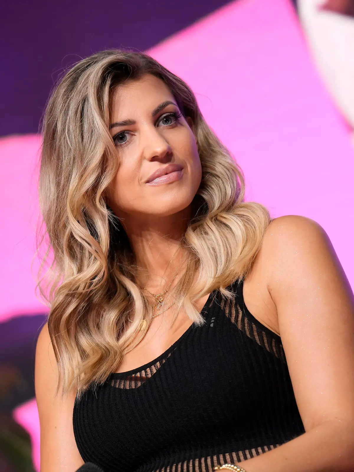 Sarah Harrison, Influencer und Social Media Content Creator im Portrait auf der GLOW Convention 2022 in Essen