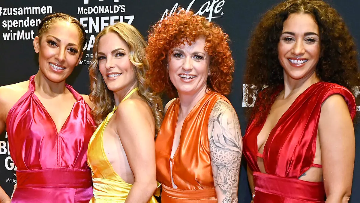 Jessica Wahls, Sandy Mölling, Lucy Diakovska und Nadja Benaissa von den No Angels bei der 17. McDonald's Benefiz Gala 2022 zugunsten der McDonalds Kinderhilfe Stiftung in den Eisbach Studios, München, 15.10.2022