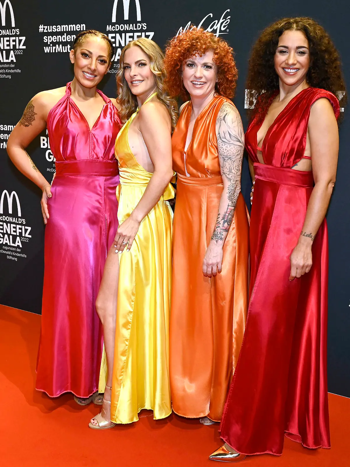 Jessica Wahls, Sandy Mölling, Lucy Diakovska und Nadja Benaissa von den No Angels bei der 17. McDonald's Benefiz Gala 2022 zugunsten der McDonalds Kinderhilfe Stiftung in den Eisbach Studios, München, 15.10.2022