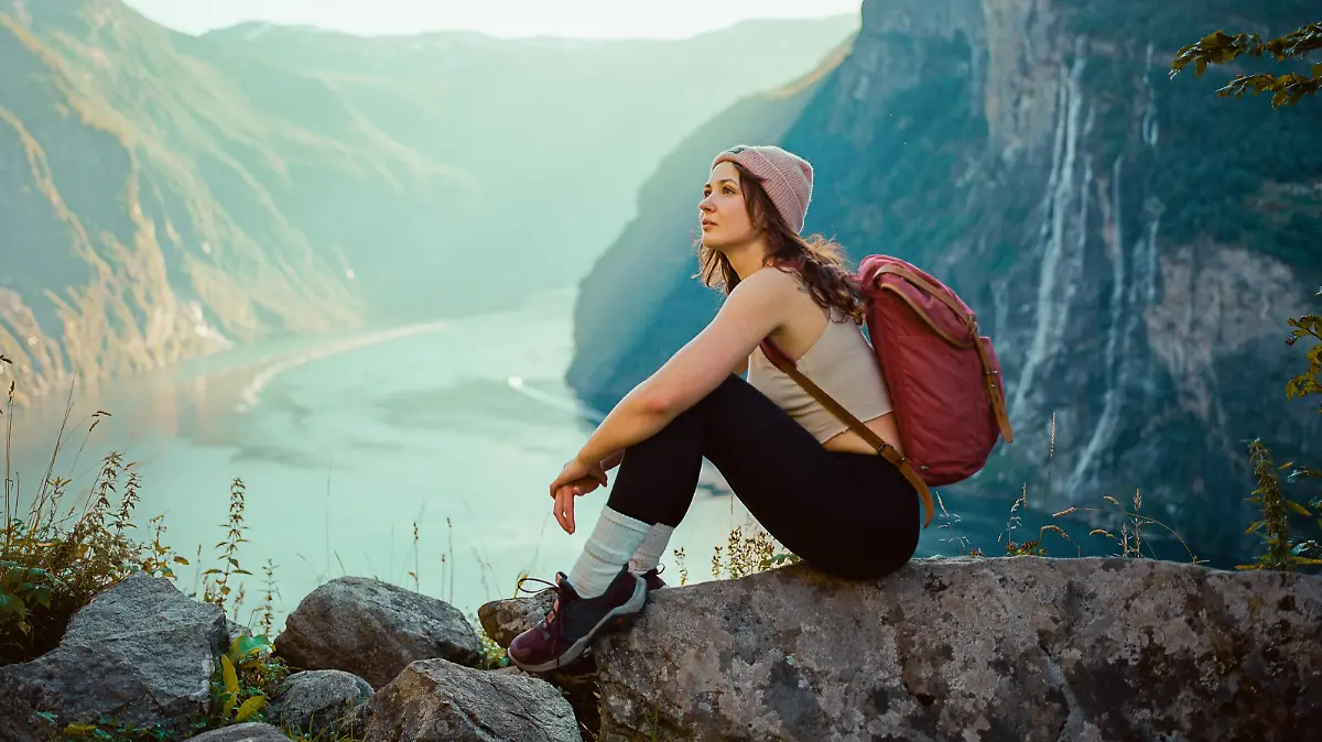 Frau als Solo Traveler in den Bergen.