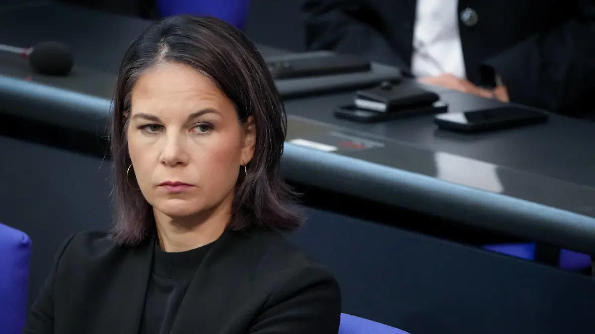 134. Bundestagssitzung und Debatte Annalena Baerbock Aussenministerin Gruene im Portrait mit besonderem Blick auf der Regierungsbank bei der 134. Sitzung des Deutschen Bundestag in Berlin, 09.11.2023 Berlin Berlin Deutschland *** 134 Bundestag session and debate Annalena Baerbock Foreign Minister Gruene in portrait with special view on the government bench at the 134 session of the German Bundestag in Berlin, 09 11 2023 Berlin Berlin Germany