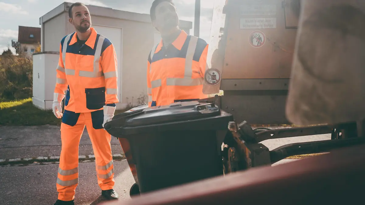 Garbage removal men working for a public utility Copyright: xKzenonx Panthermedia27313097 ,model released, Symbolfoto