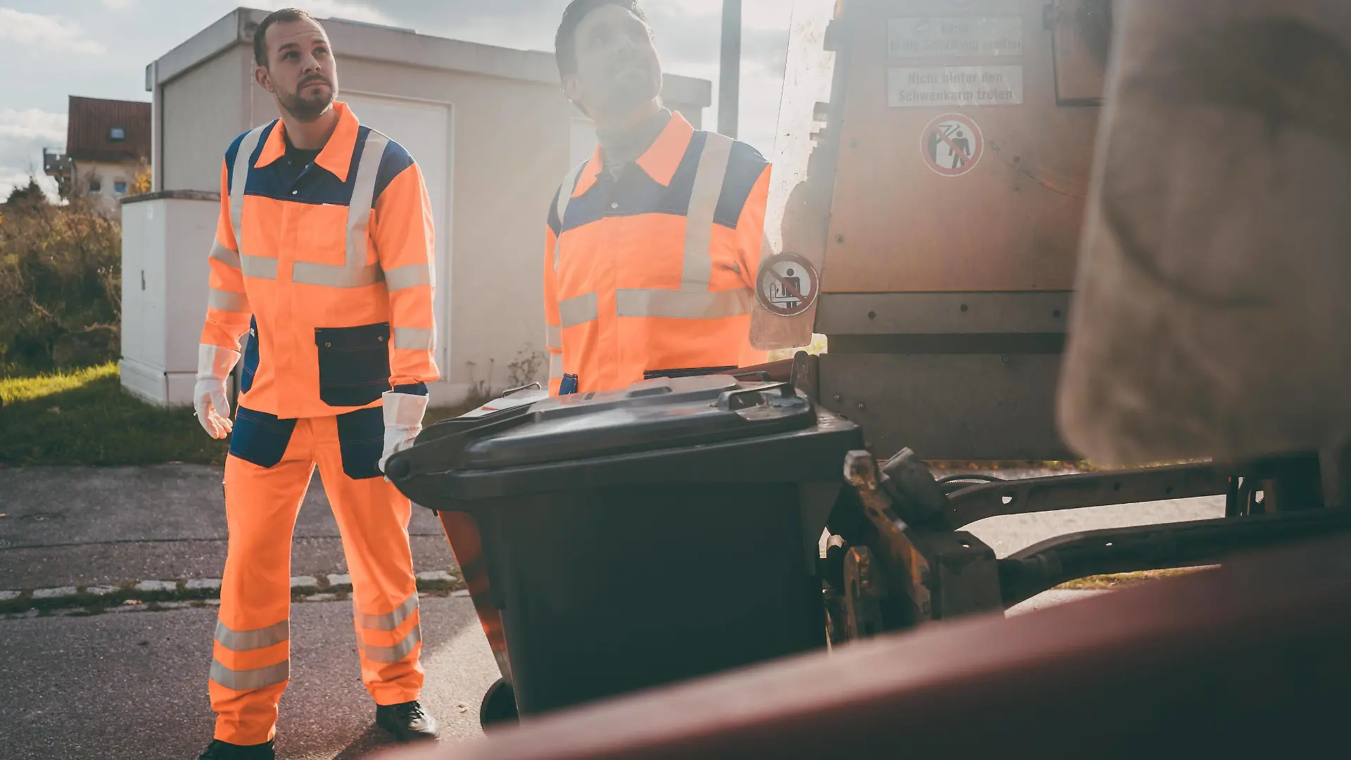 Garbage removal men working for a public utility Copyright: xKzenonx Panthermedia27313097 ,model released, Symbolfoto