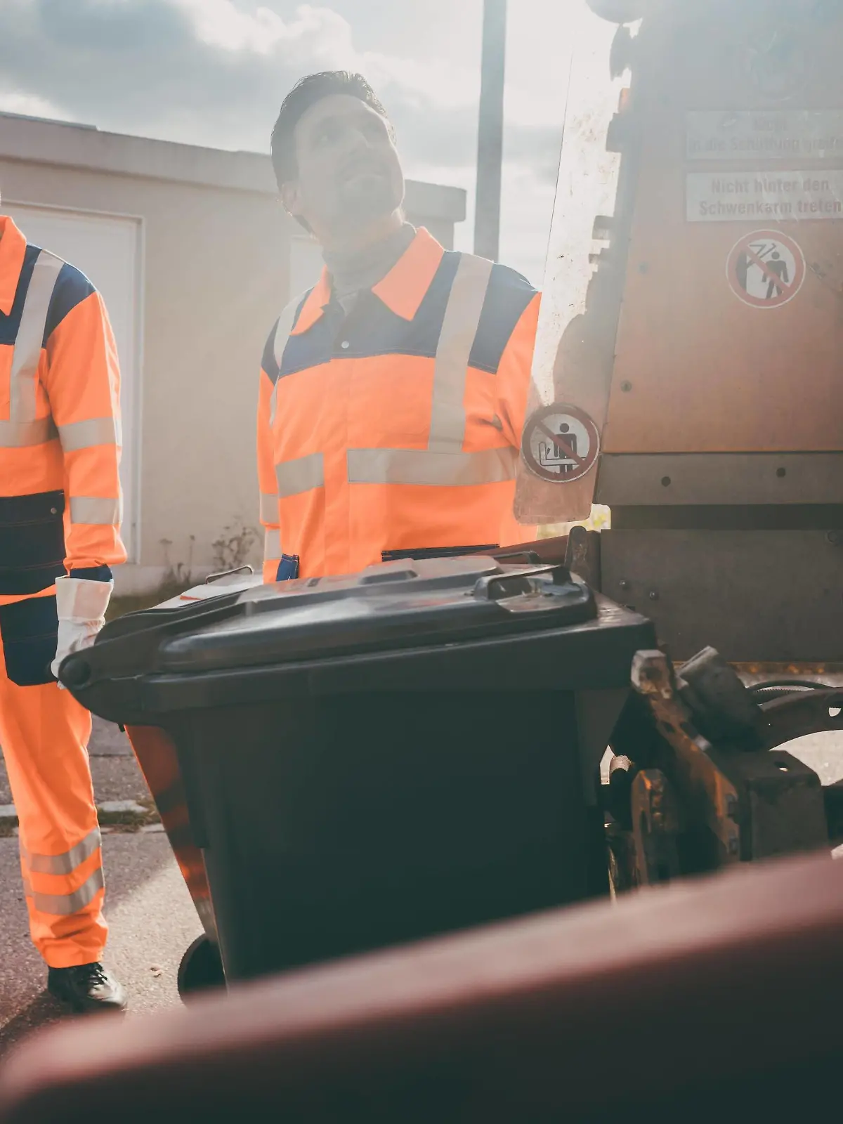  Garbage removal men working for a public utility Copyright: xKzenonx Panthermedia27313097 ,model released, Symbolfoto