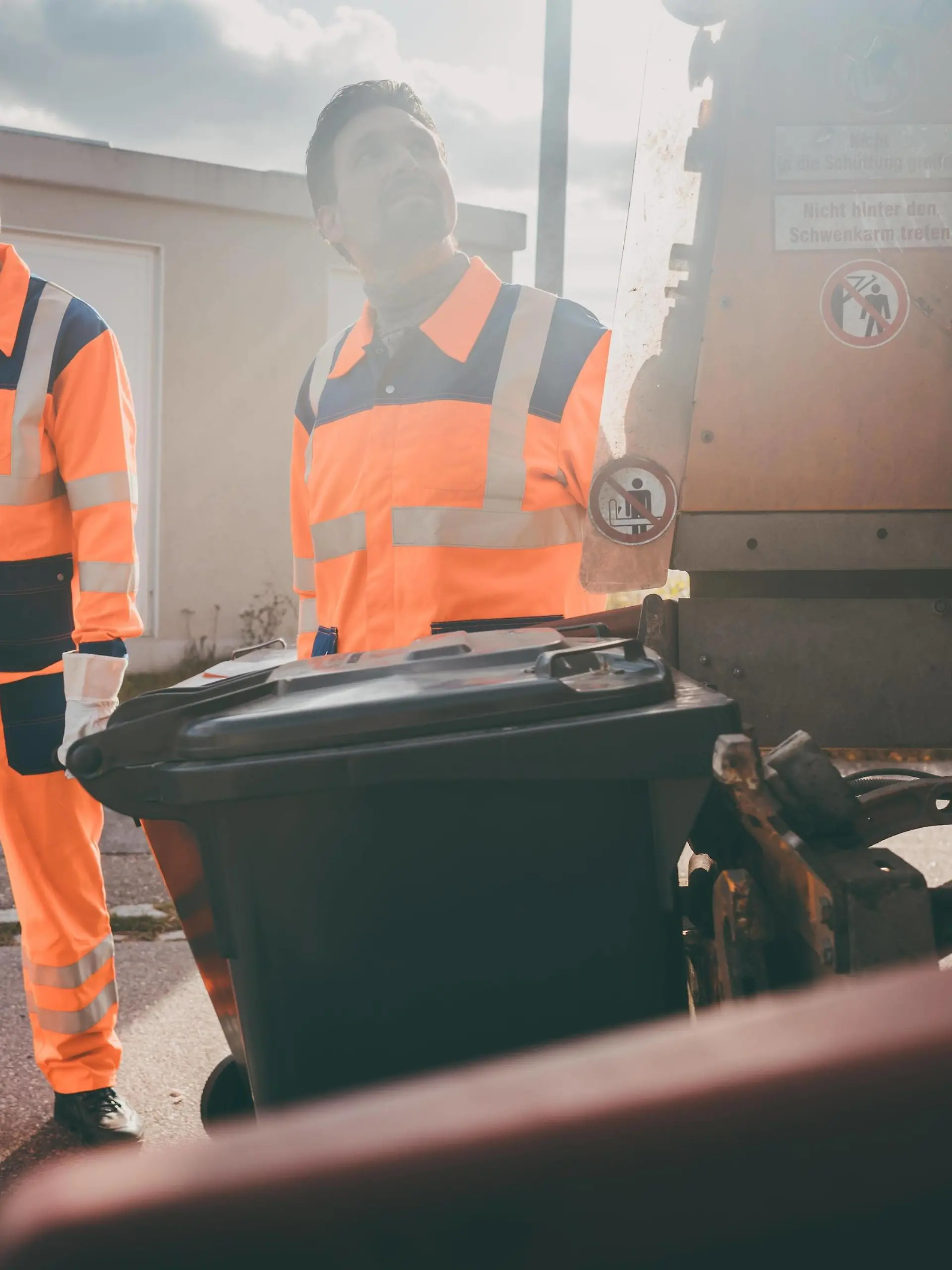  Garbage removal men working for a public utility Copyright: xKzenonx Panthermedia27313097 ,model released, Symbolfoto