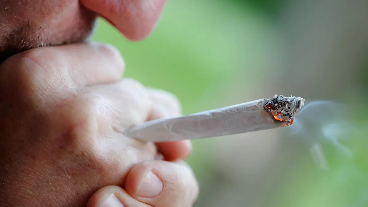 Ein Mann raucht einen Joint (Themenfoto). Unter dem Hashtag #Dufehlst erzaehlen Angehoerige in den sozialen Medien von Menschen, die an Drogen gestorben sind - und plaedieren fuer eine Legalisierung von Rauschmitteln. Die Plaene der Ampel, Cannabis freizugeben, stossen bei Aerzten auf Kritik. (Siehe epd-Bericht vom 21.10.2022)
*** Local Caption *** 00351797