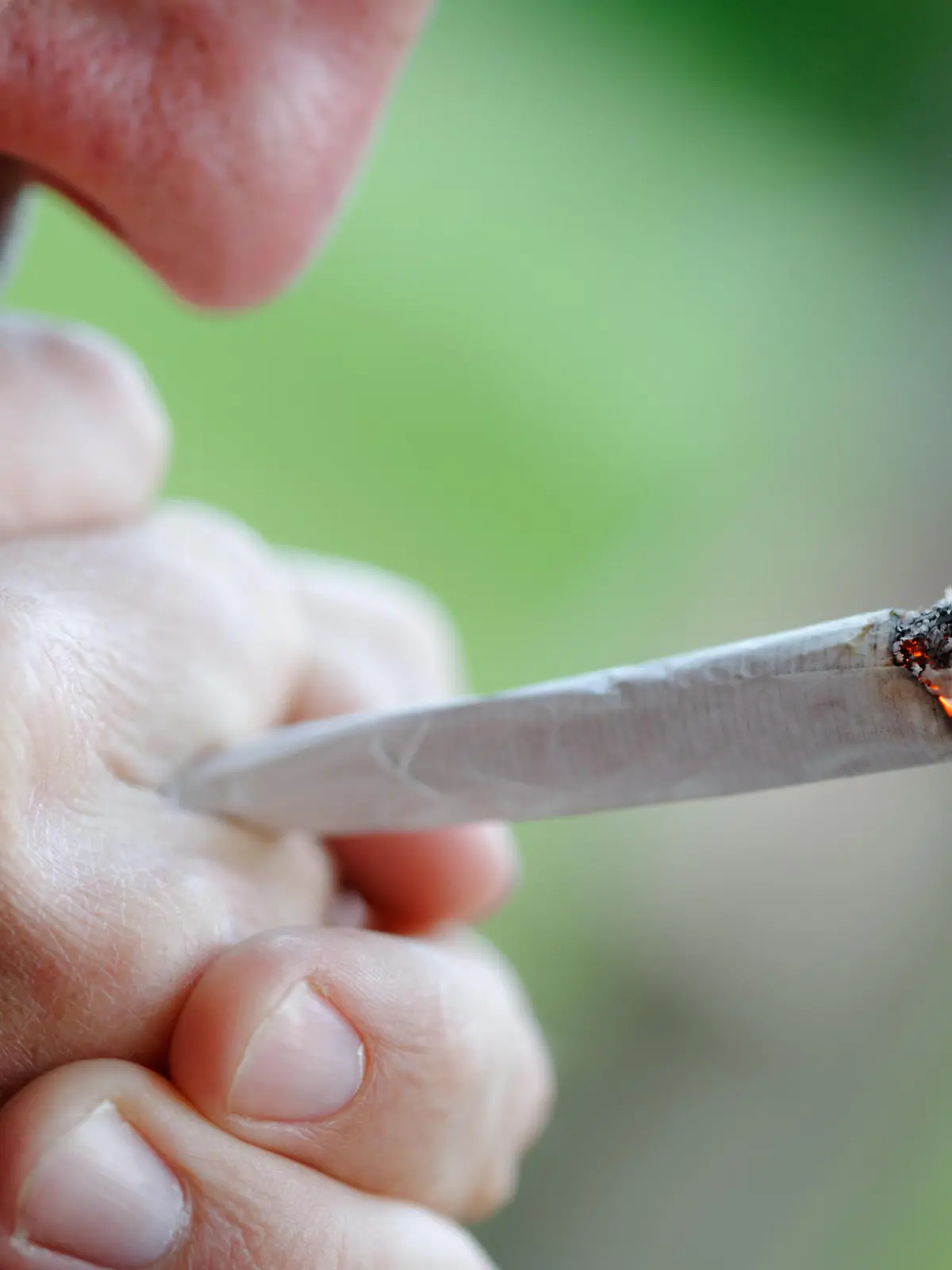 Ein Mann raucht einen Joint (Themenfoto). Unter dem Hashtag #Dufehlst erzaehlen Angehoerige in den sozialen Medien von Menschen, die an Drogen gestorben sind - und plaedieren fuer eine Legalisierung von Rauschmitteln. Die Plaene der Ampel, Cannabis freizugeben, stossen bei Aerzten auf Kritik. (Siehe epd-Bericht vom 21.10.2022)
 *** Local Caption *** 00351797
