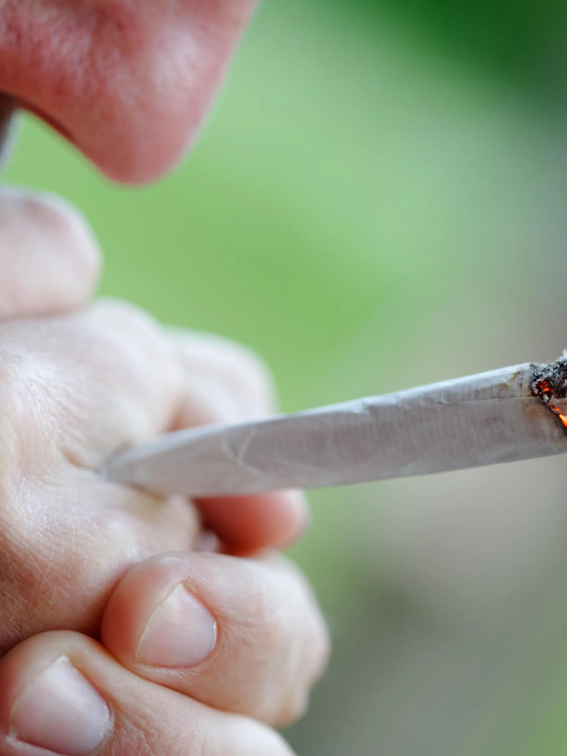 Ein Mann raucht einen Joint (Themenfoto). Unter dem Hashtag #Dufehlst erzaehlen Angehoerige in den sozialen Medien von Menschen, die an Drogen gestorben sind - und plaedieren fuer eine Legalisierung von Rauschmitteln. Die Plaene der Ampel, Cannabis freizugeben, stossen bei Aerzten auf Kritik. (Siehe epd-Bericht vom 21.10.2022)
 *** Local Caption *** 00351797