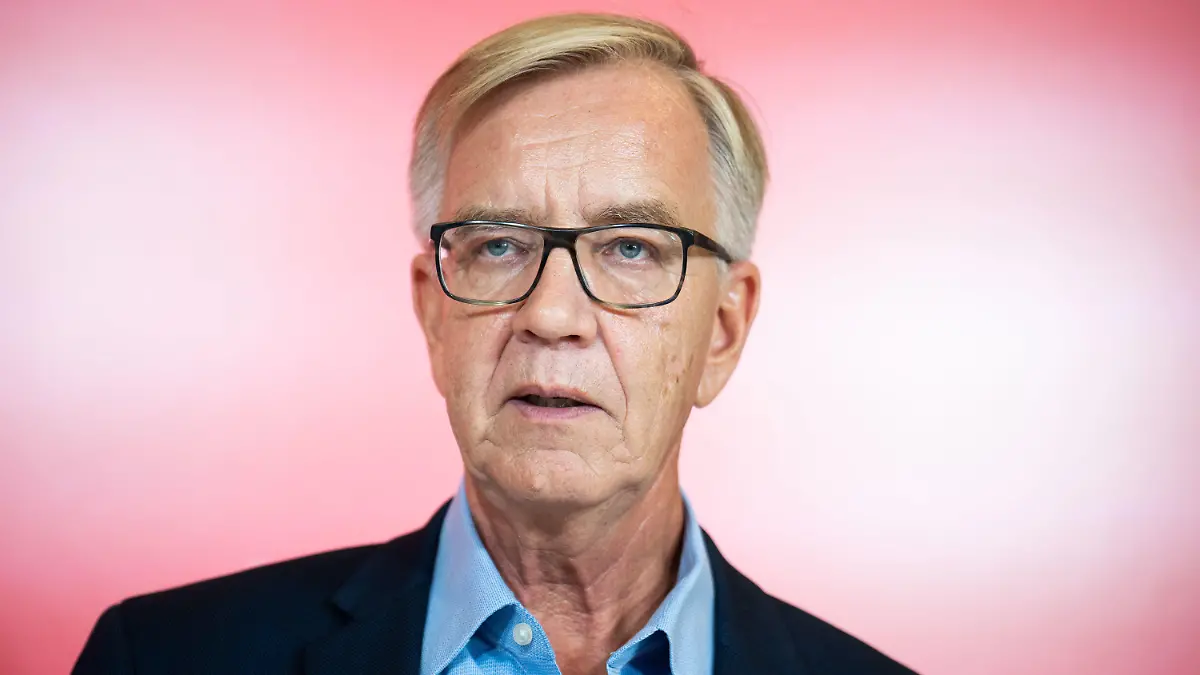 27.09.2022, Berlin: Dietmar Bartsch, Fraktionsvorsitzender der Partei Die Linke, spricht bei einem Pressestatement vor Beginn der Fraktionssitzung der Linken im Bundestag. Foto: Michael Kappeler/dpa +++ dpa-Bildfunk +++