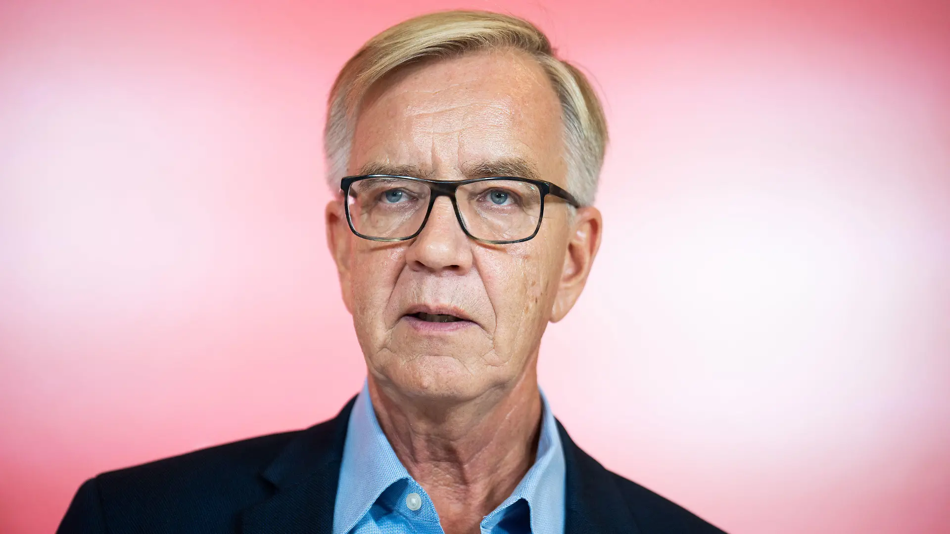 27.09.2022, Berlin: Dietmar Bartsch, Fraktionsvorsitzender der Partei Die Linke, spricht bei einem Pressestatement vor Beginn der Fraktionssitzung der Linken im Bundestag. Foto: Michael Kappeler/dpa +++ dpa-Bildfunk +++