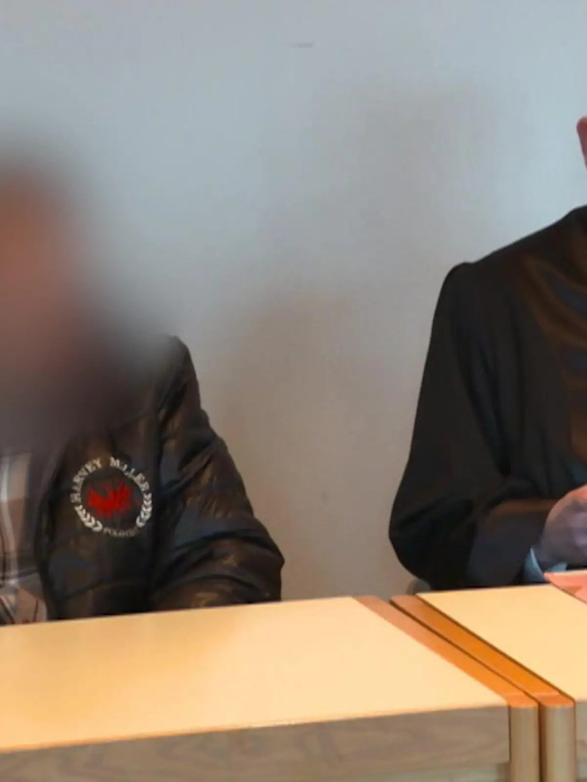 Zwei Jahre und sechs Monate muss Thorsten K. aus Bad Arolsen ins Gefängnis. Der 54-Jährige hatte behauptet, bei der Amokfahrt in Volkmarsen 2020 als Ersthelfer und Augenzeuge eine posttraumatische Belastungsstörung erlitten zu haben, er bekam mehrere tausend Euro Verletzen- und Krankengeld. Doch sein Betrug fliegt auf. Am letzten Prozesstag gibt der 54-Jährige zu, gelogen zu haben – mehr im Video.